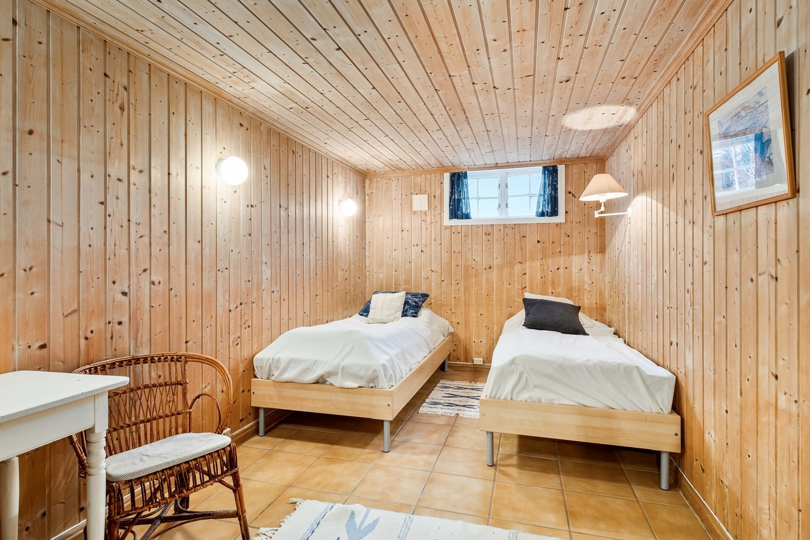 Kjellerstuen i nordre delen har flislagt gulv, paneloverflater og god plass til flere senger. Galleribilde