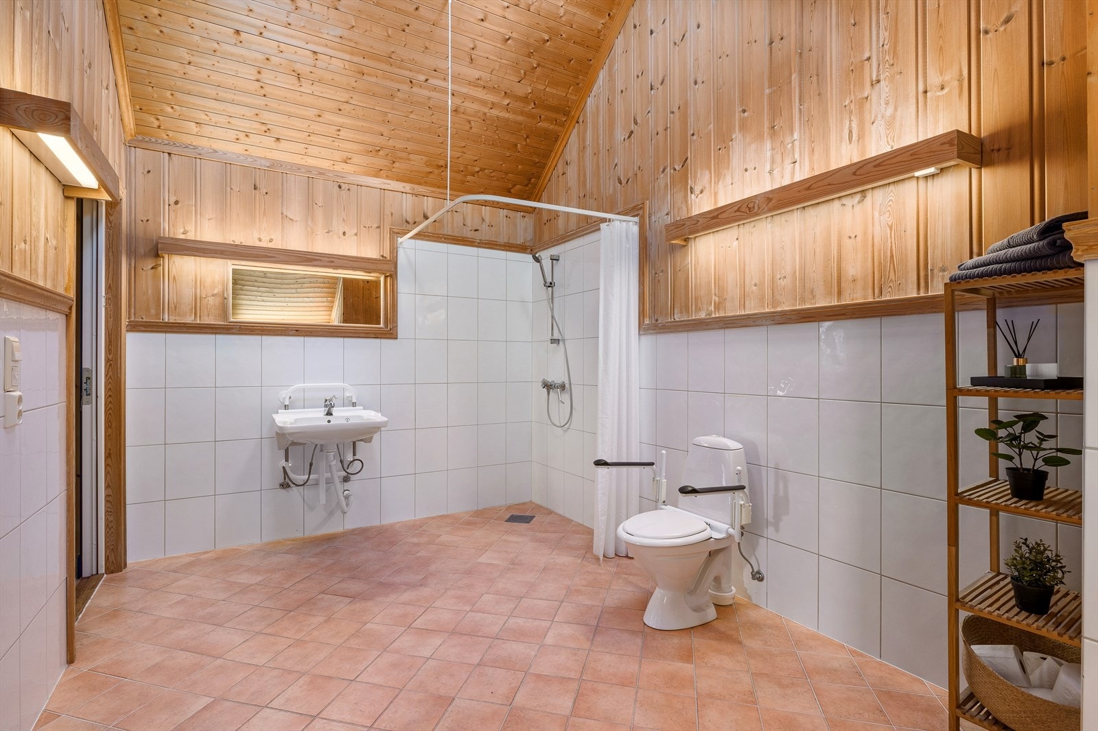 Badet i tilbygget har mønet himling som gir flott takhøyde. Rommet er dels flislagt og har varmekabler i gulvet. Galleribilde