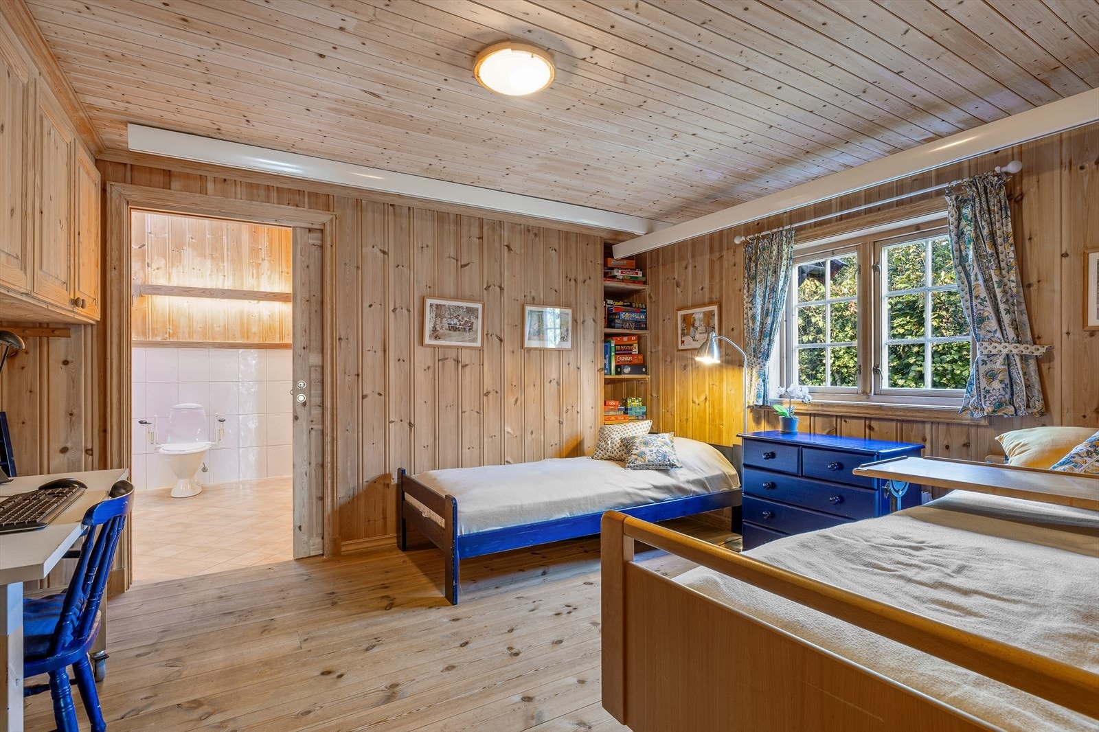 De to soverommene i påbygget fra 1998 er ekstra store og har begge direkte adkomst til badet. Soverommet og badet er innredet og tilrettelagt etter livsløpsstandard. Galleribilde