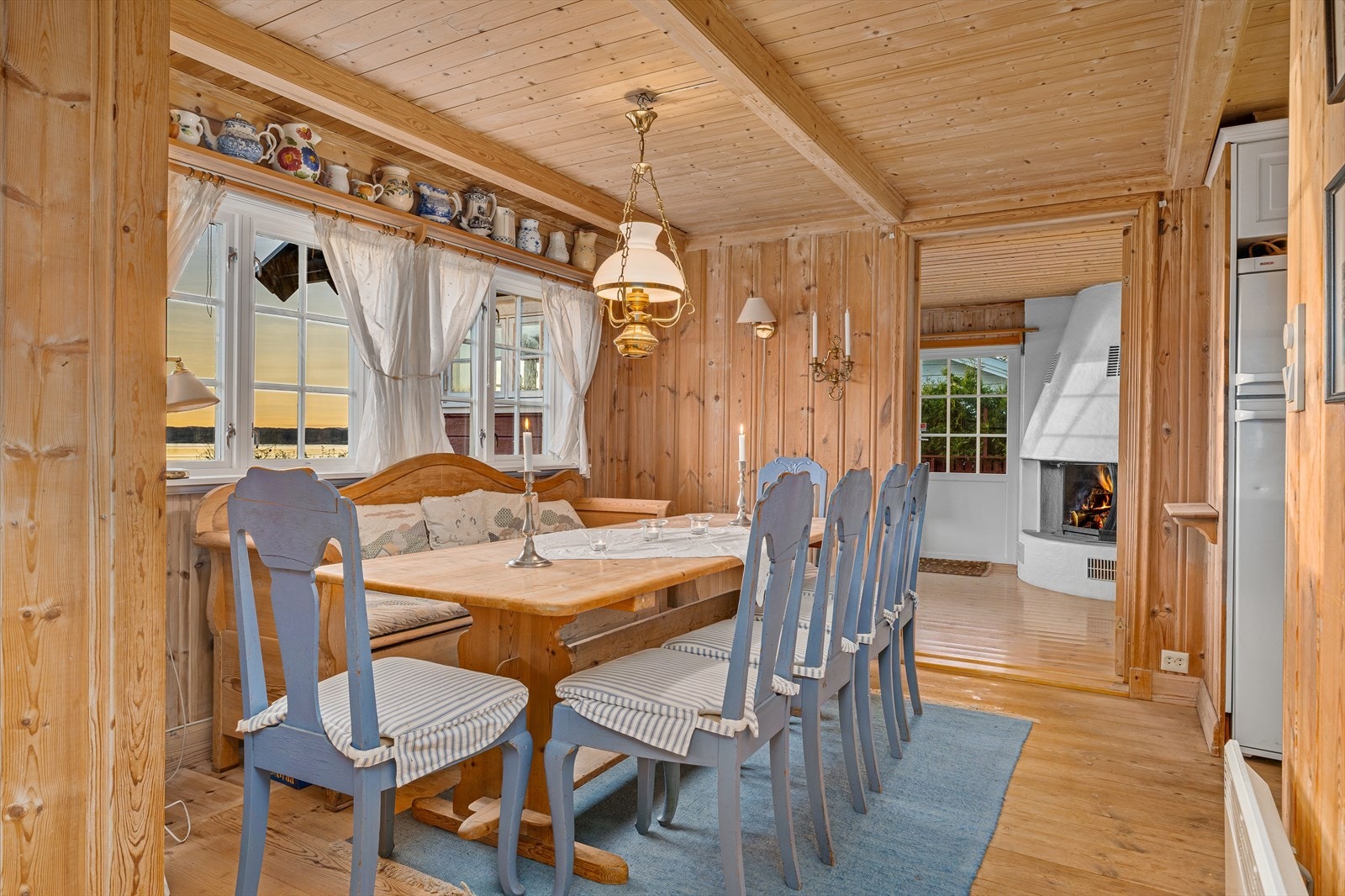 Spisestuen i den søndre delen har inngang til stuen i den nordre delen. Utsikten er slående vakker rett mot sjøen. Galleribilde