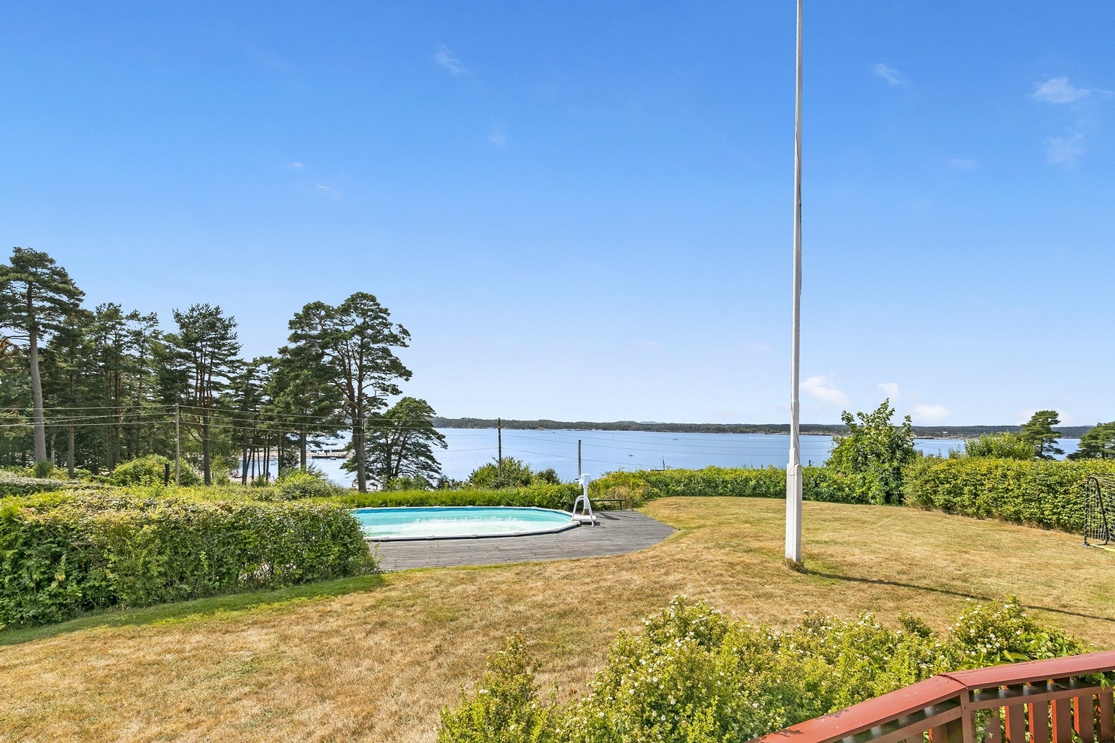 Hytta er stor og innholdsrik med to avdelinger og to solfylte terrasser på til sammen 56 kvm. Galleribilde