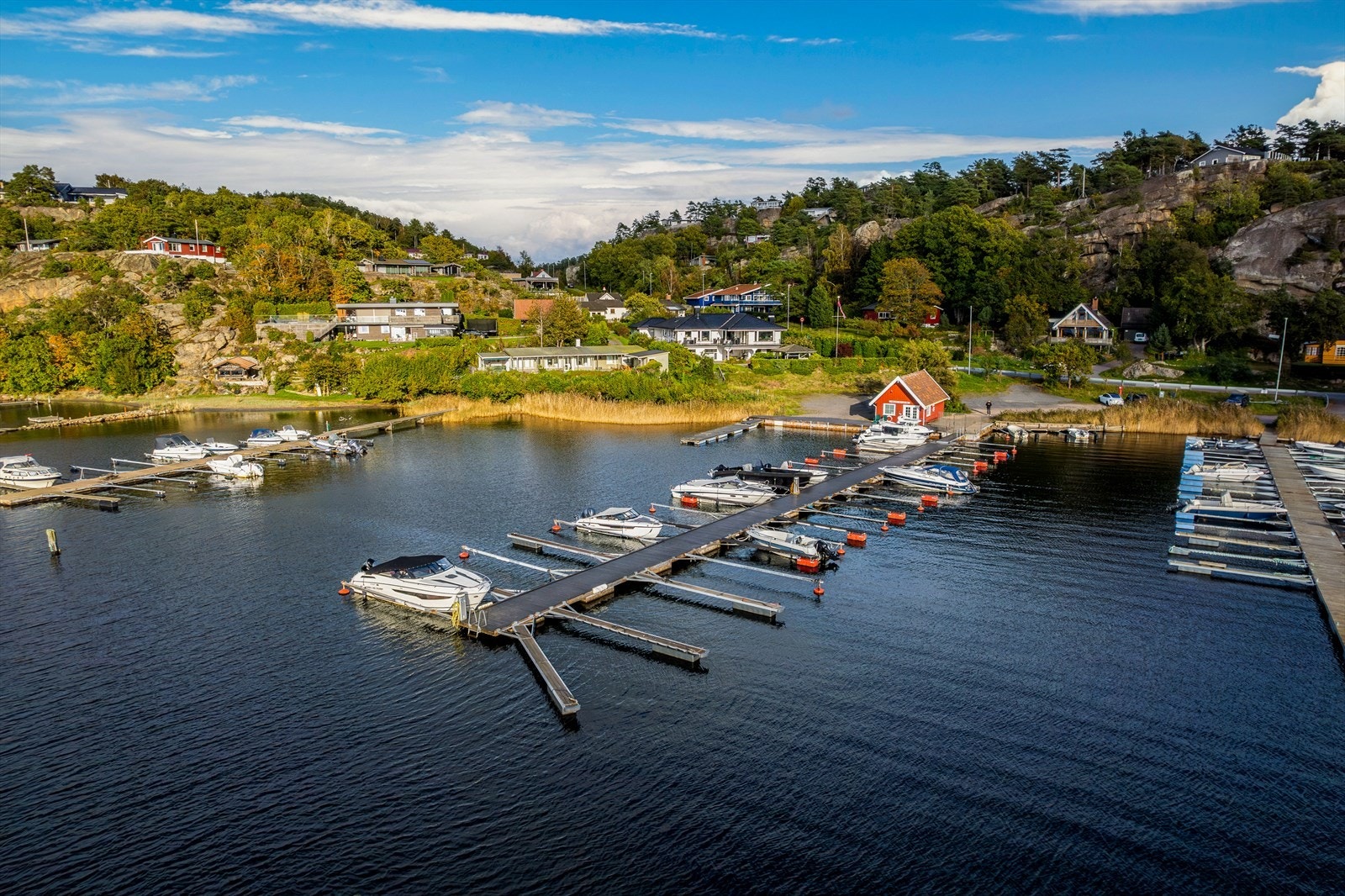 Eierskapet til båtplass nr. 31 i Langebybryggelag kan overtas av ny eier. Kun en kort spasertur fra hytta. Galleribilde