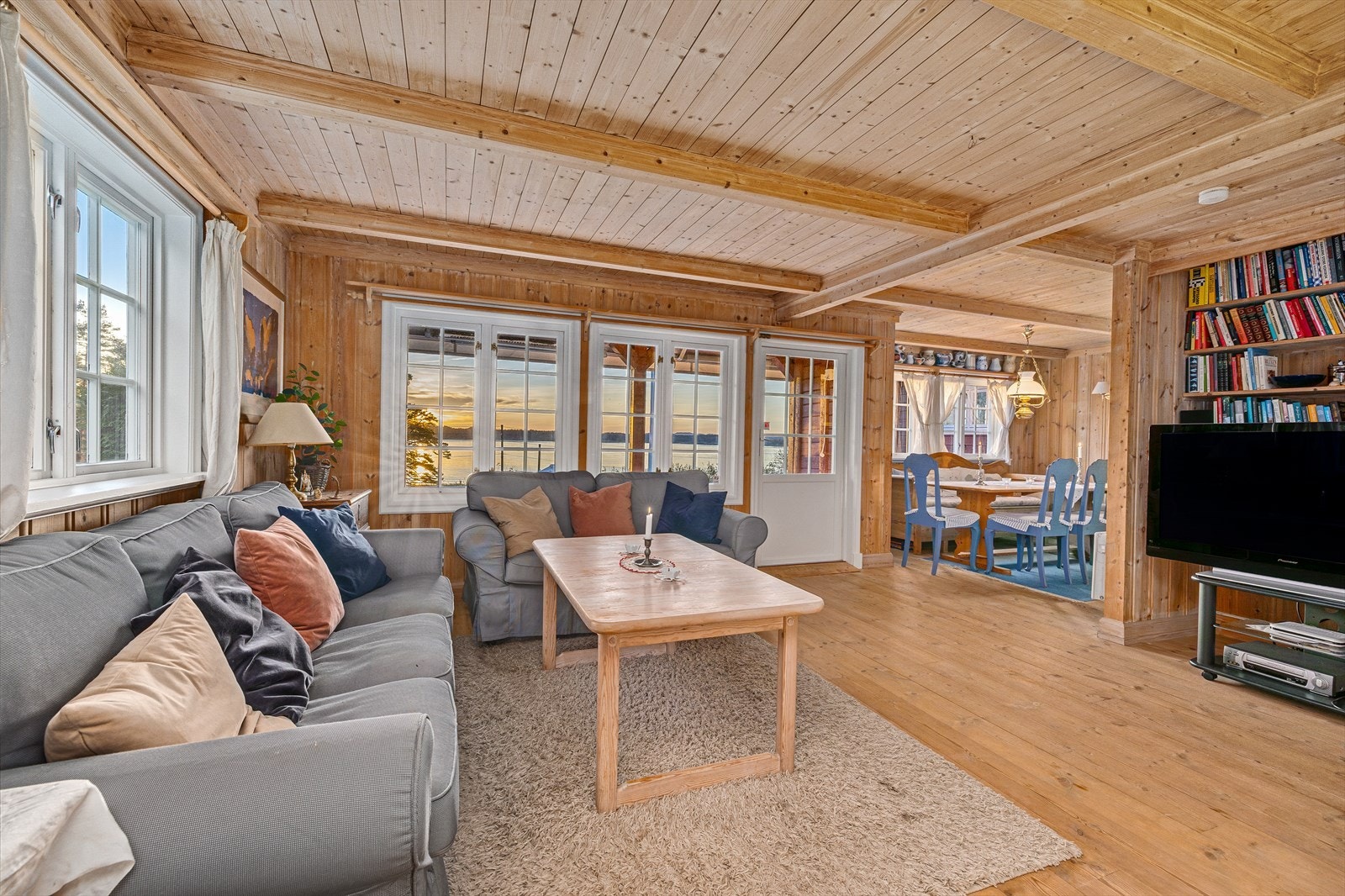 Store vinduer langs to sider drar utsikten godt inn i rommet og gir rikelig med dagslys. Galleribilde