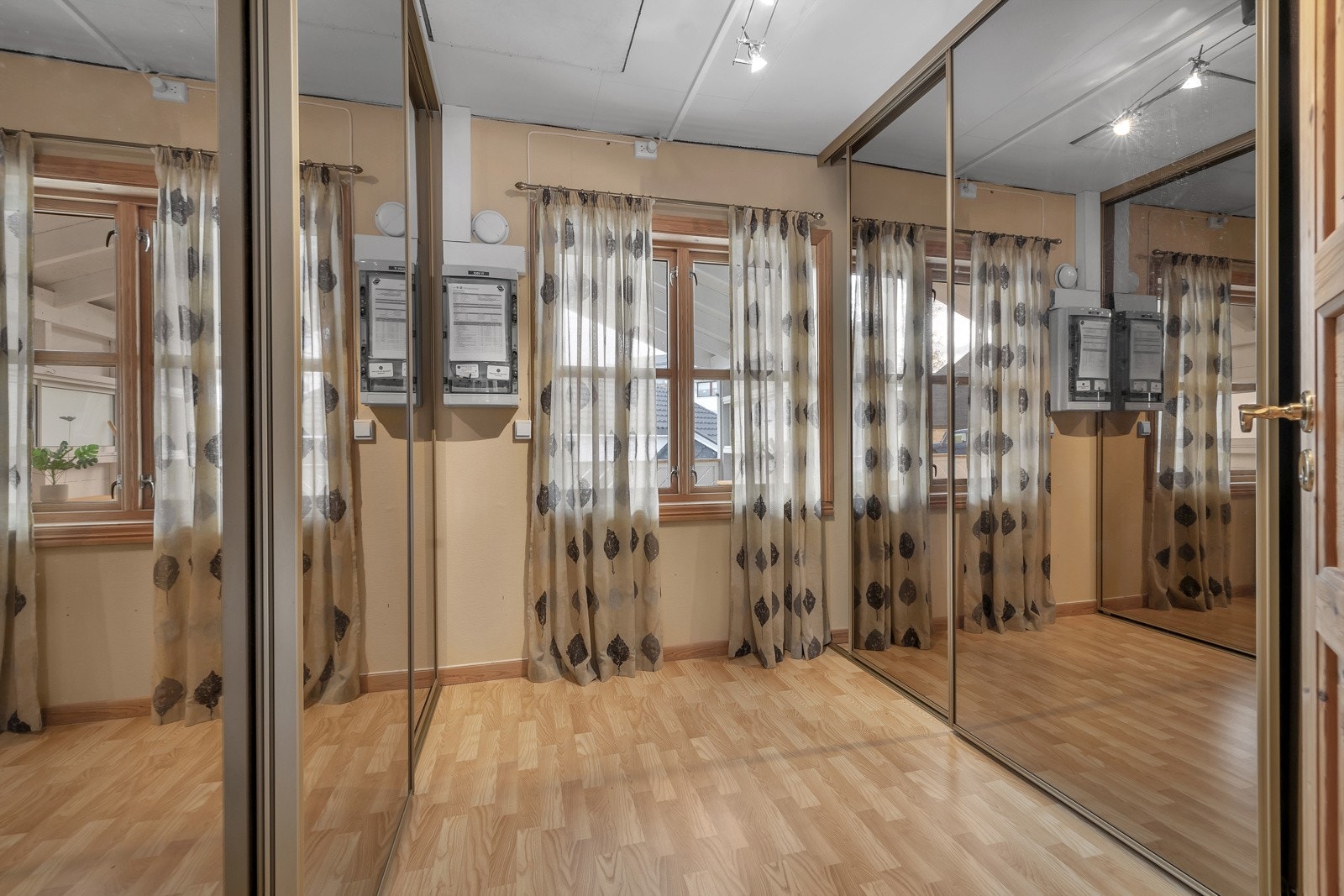 Innenfor badet finner du et stort garderoberom Galleribilde