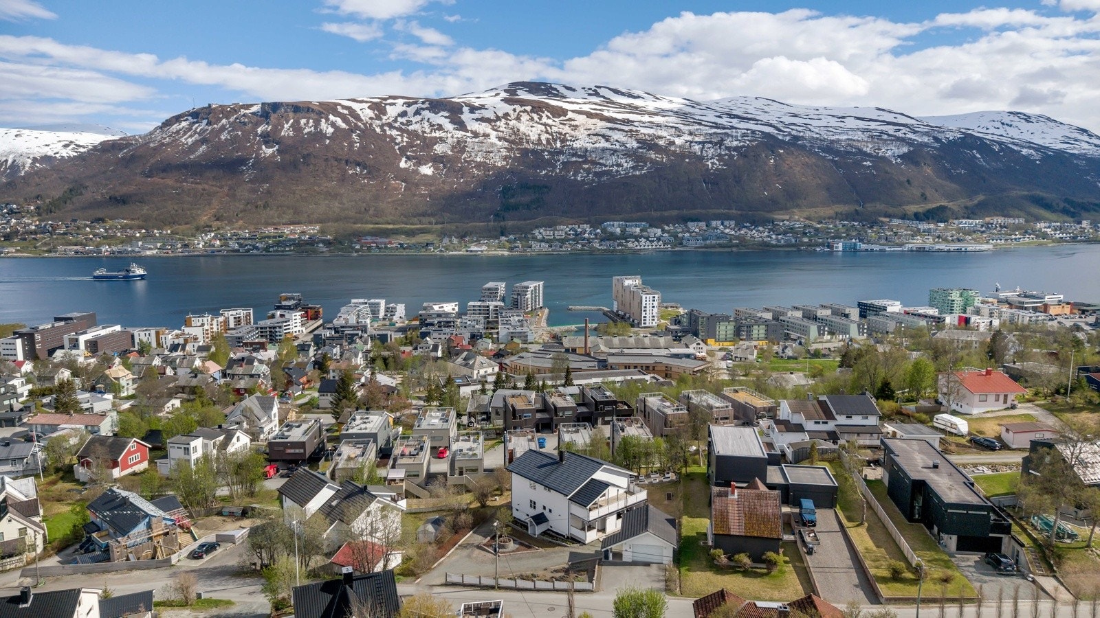 Kveldrovegen 21 er har svært sentral, men samtidig tilbaketrukket plassering. Rolig og etablert villaområde med kun 10 minutters gange til sentrum Galleribilde