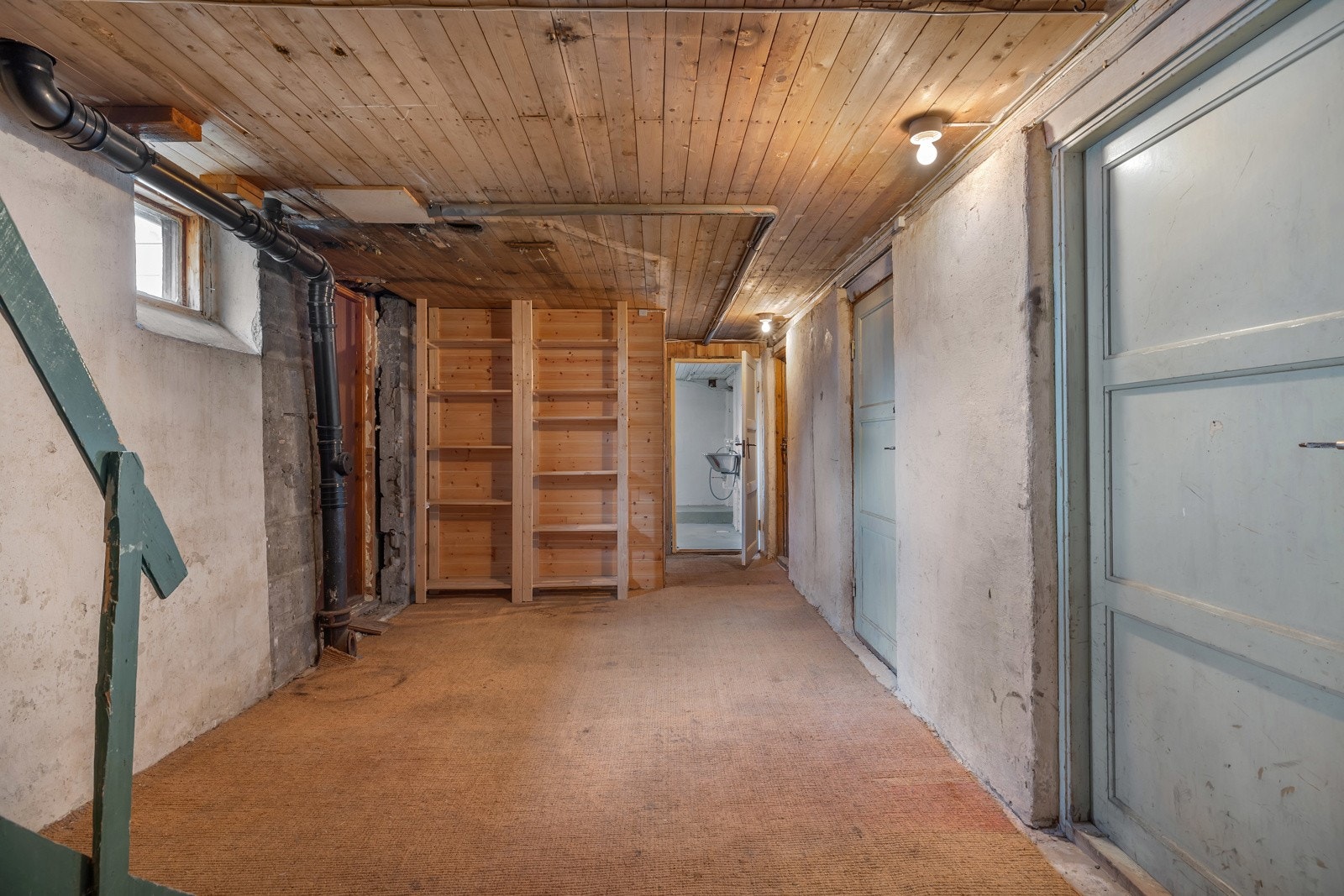 Kveldrovegen 21 har en stor og svært innholdsrik kjeller som består av diverse boder og vaskerom. I tillegg er det en utleiedel Galleribilde