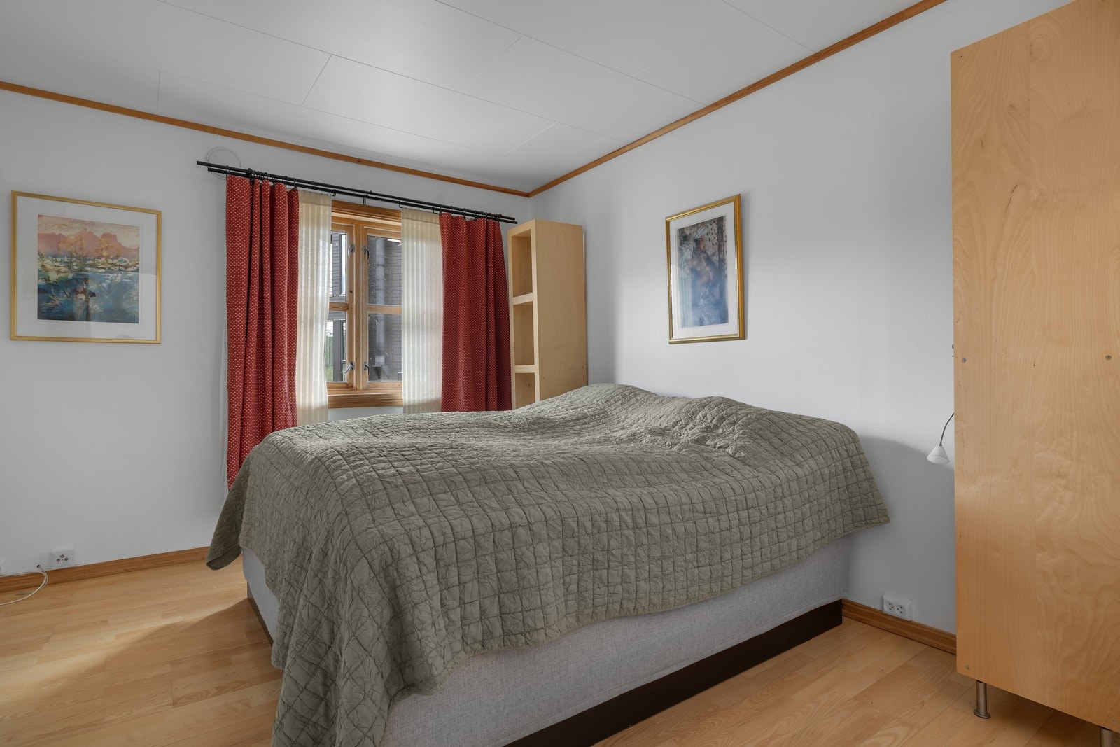 Soverom 1 er trukket mot øst og er på ca. 11,5m2 Galleribilde