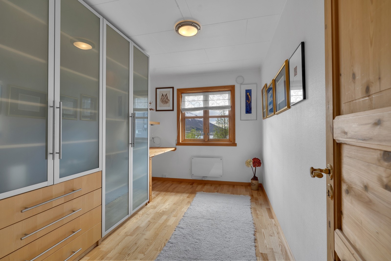 Soverom 2 ligger også vendt mot øst og er på ca. 9,5m2 Galleribilde