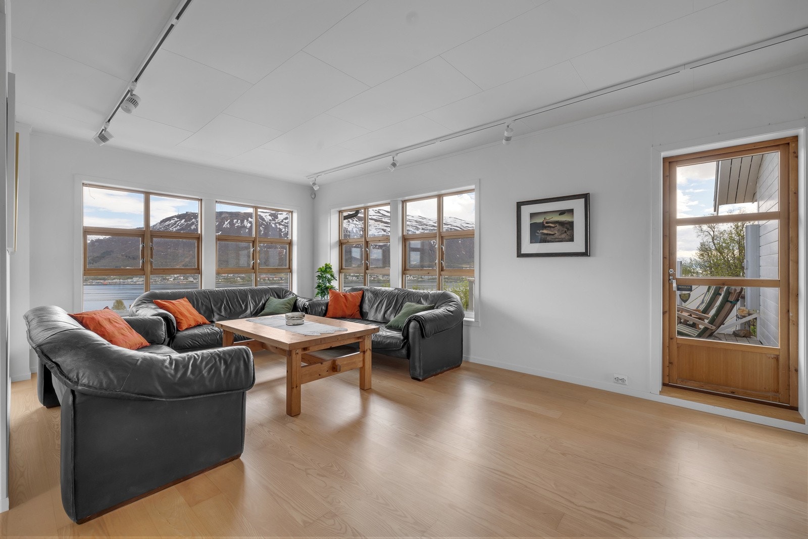 Fra dagligstua er det utgang til veranda Galleribilde