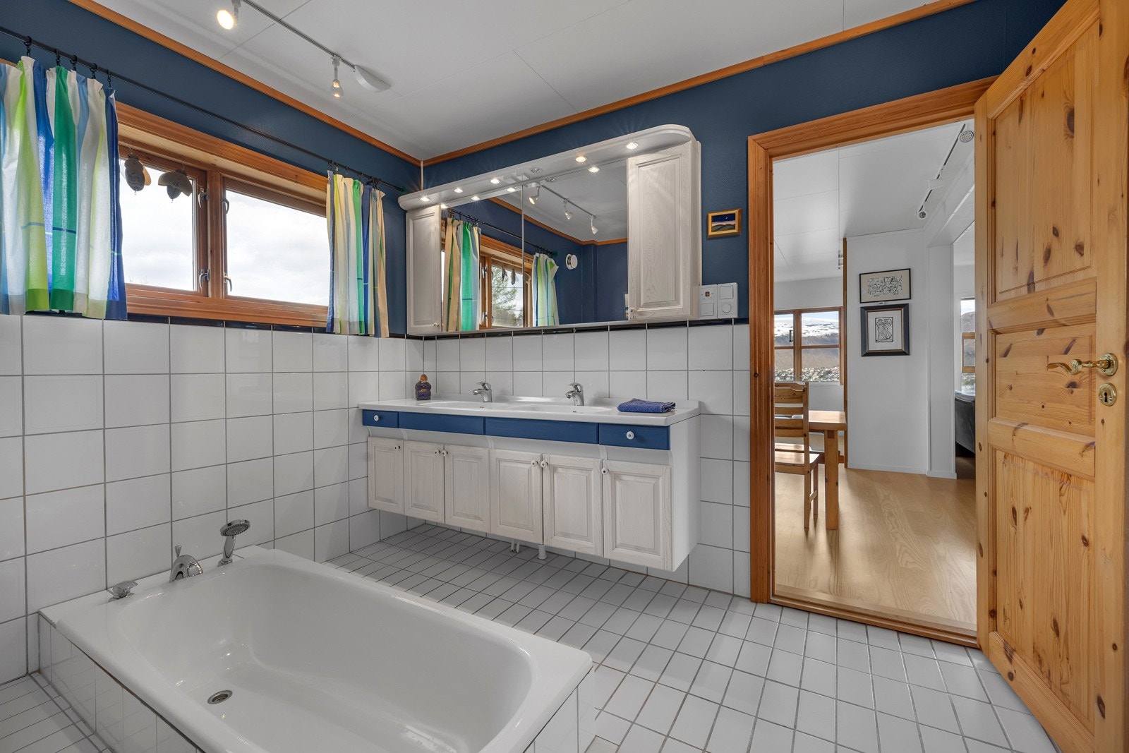 Badet er eldre og har behov for oppgradering . Rommet er på 8,5m2 Galleribilde