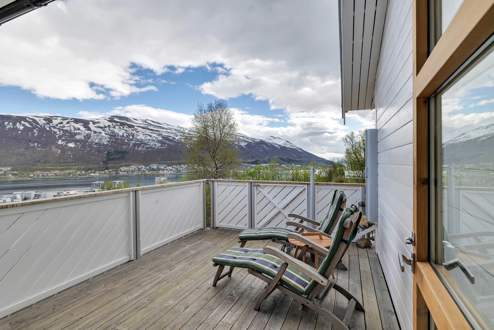 Romslig veranda på ca. 12m2 hvor du nyter solen fra sen kveld, hele natten og til tidlig ettermiddag Galleribilde