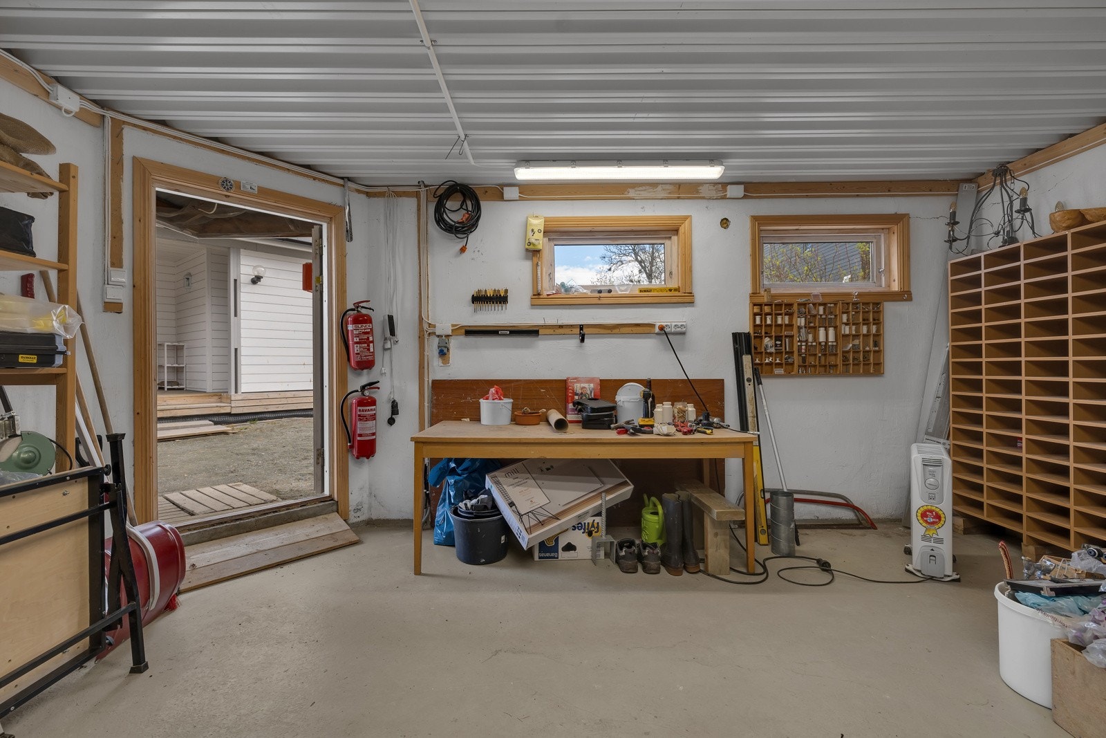 Garasjen er ført opp i 2 etasjer hvor du finner dette flotte verkstedet på 30m2 i u. etasjen Galleribilde