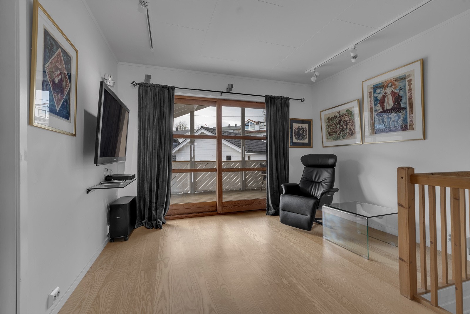 I 2. etasje finner du 2 stuer, kjøkken, spisestue, bad, garderobe, 2 soverom og store verandaer Galleribilde