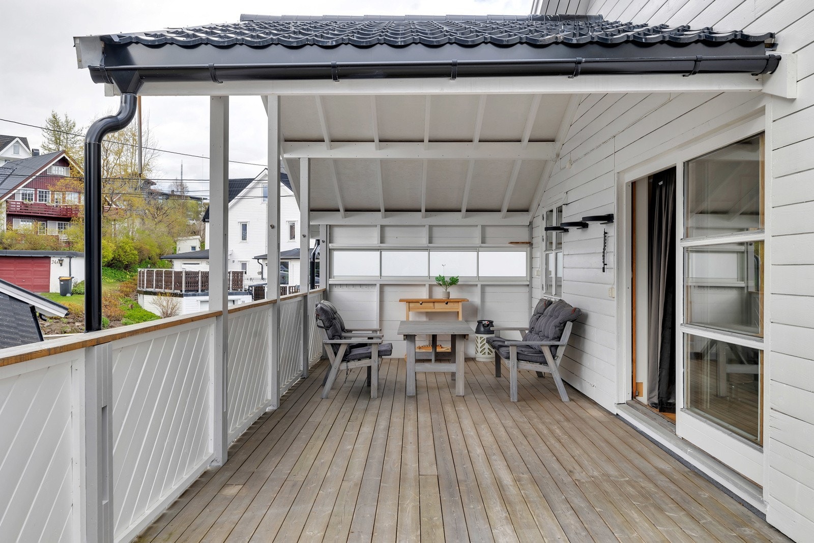 Fra TV-stua er det skyvedører ut til denne delvis overbygde verandaen på ca. 32m2 Galleribilde