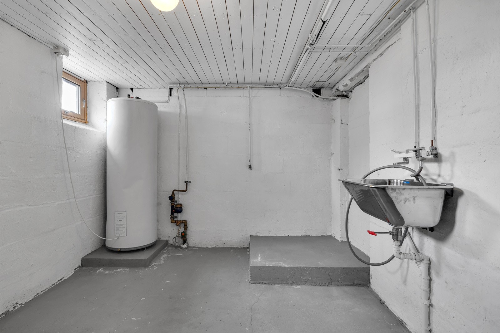 I kjelleren finner du bl.a. dette stor vaskerommet Galleribilde