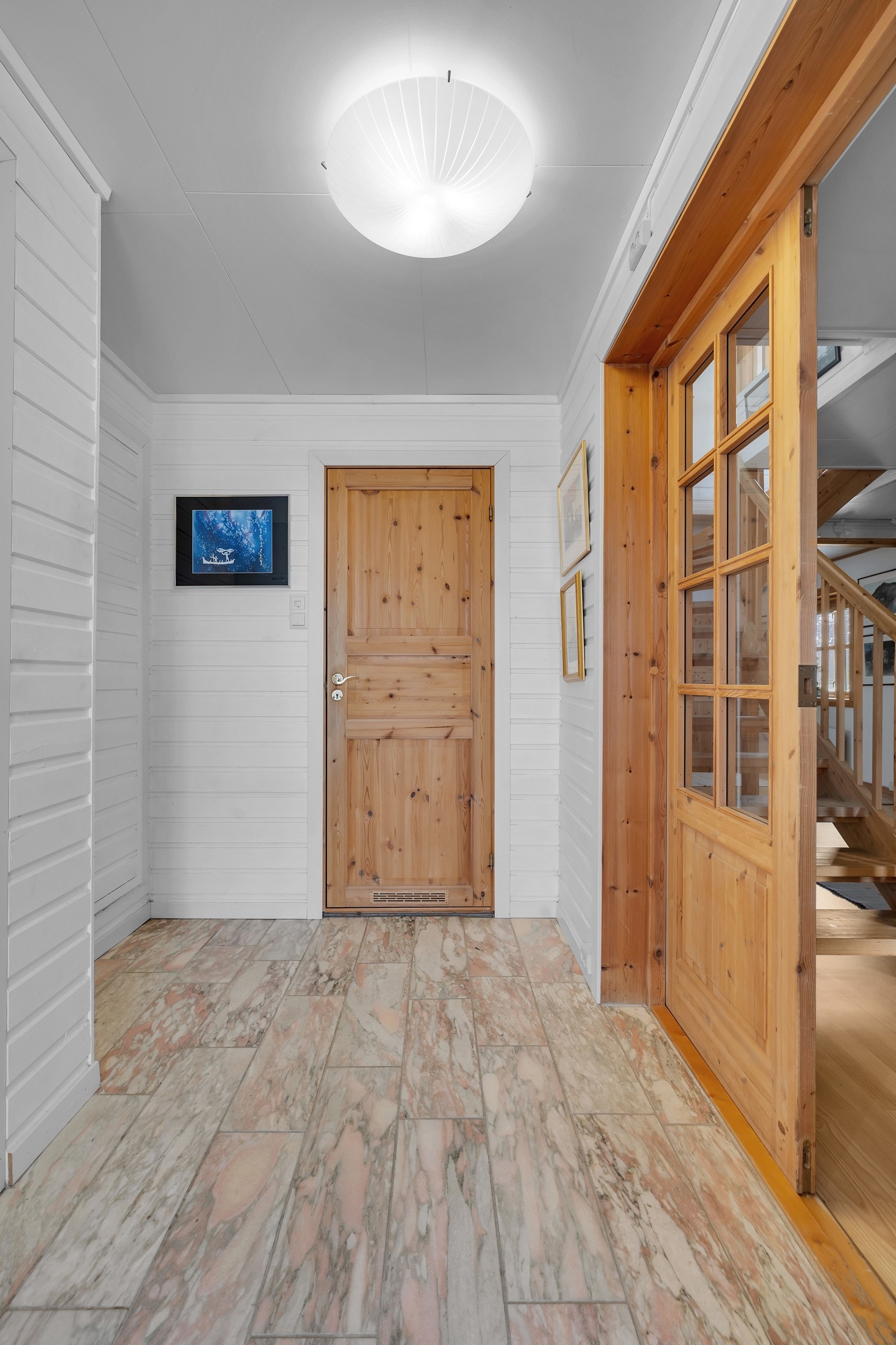 Velkommen inn! Det første som møter deg er dette inngangspartiet som leder deg til gjestebad, til kjellernedgang og inn i boligen Galleribilde