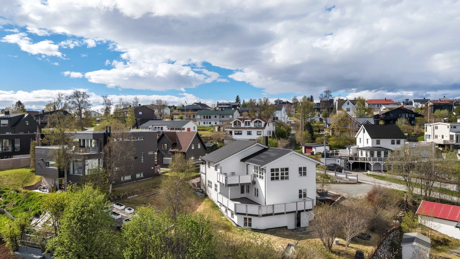 Eiendommen er plassert på brinken av Kveldrovegen noe som gir fantastisk utsikt Galleribilde