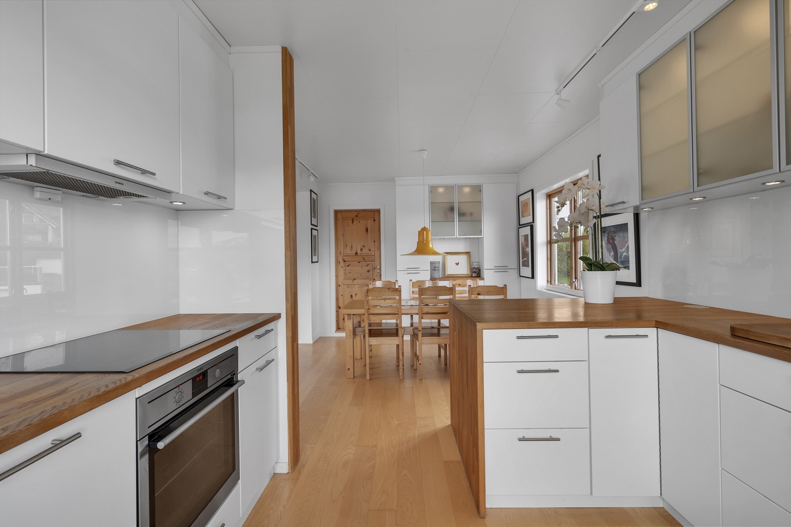 Her er det rikelig med skap- og benkeplass Galleribilde