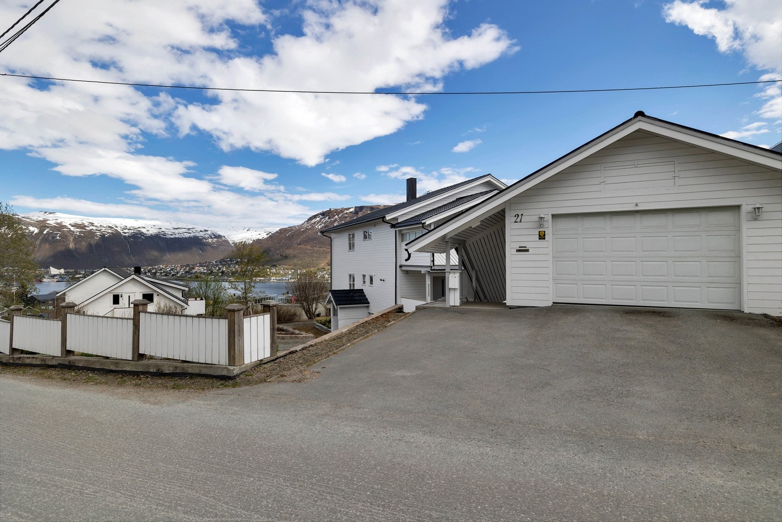 I tillegg til oppstillingsplasser har du denne fine garasjen på 30m2 Galleribilde