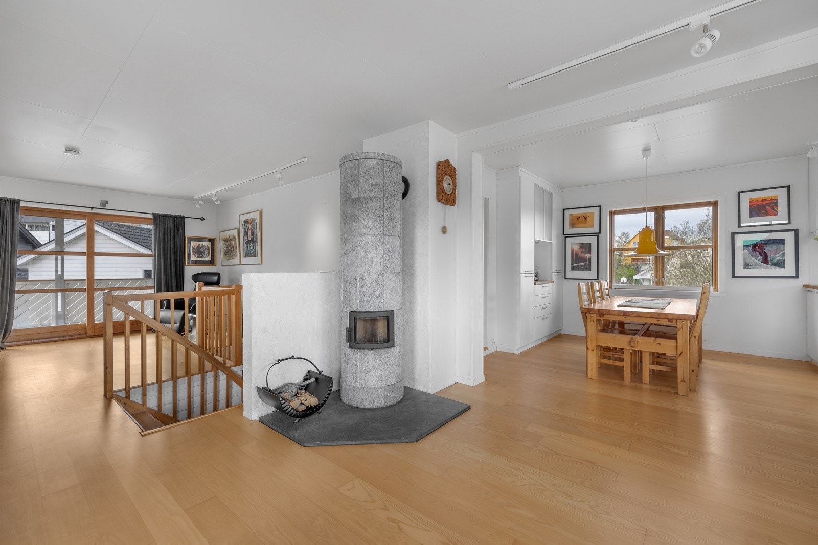 TV-stua går naturlig over til daglig- og spisestue. I senter av rommet er det vedfyring Galleribilde