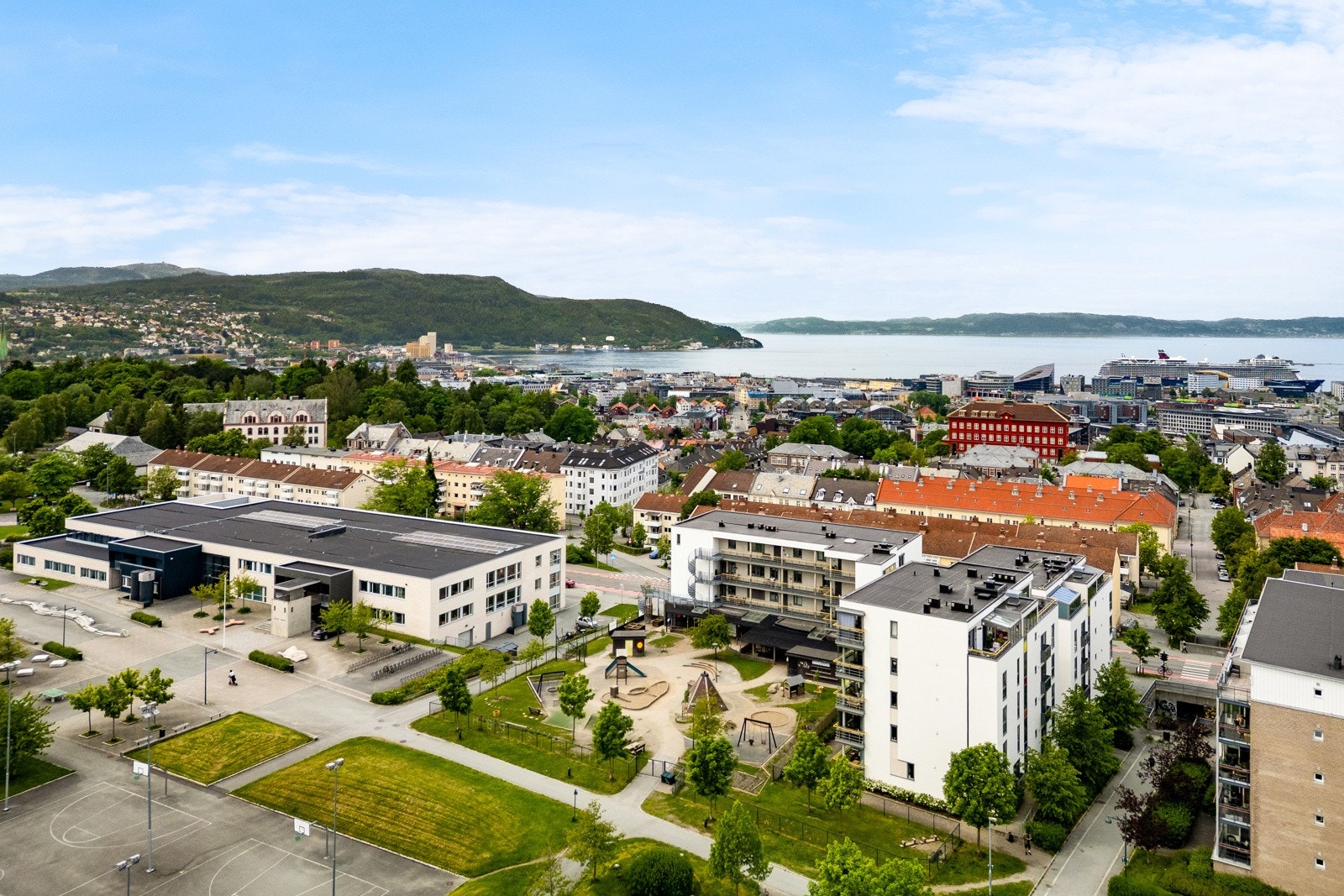 Sameiet Rosenborg Park byr på trivelige fellesarealer med grøntområder og sittebenker for hyggelige uteopphold. Galleribilde