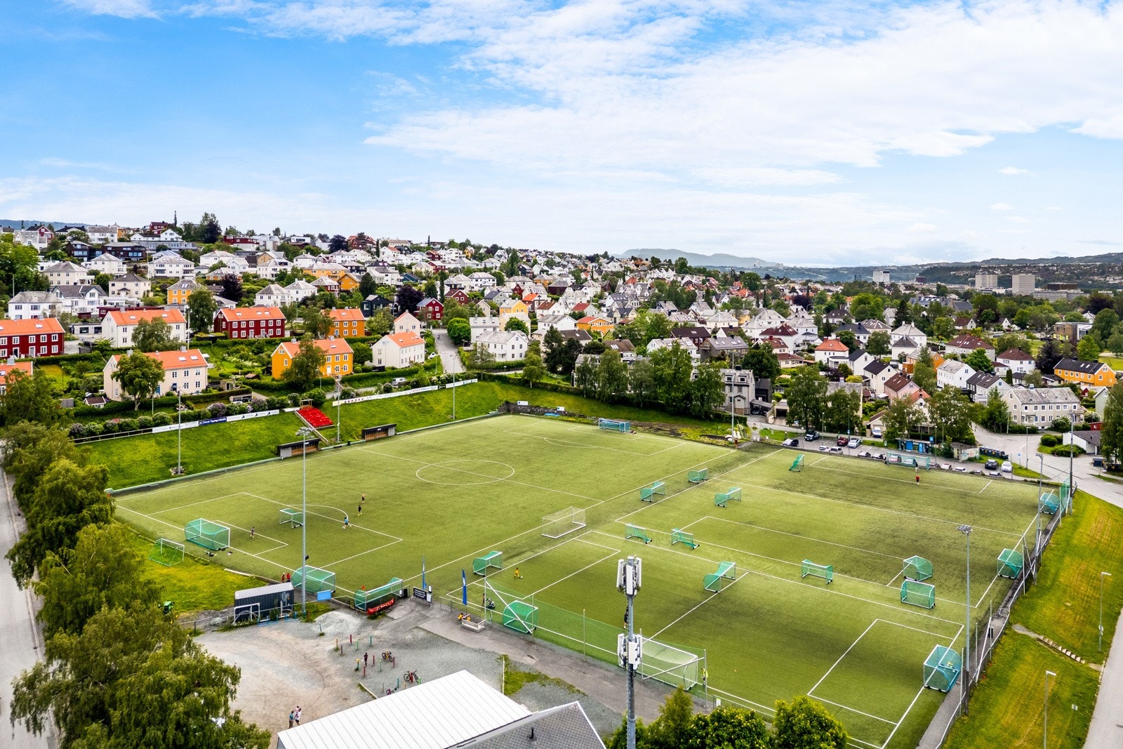 Like utenfor døren har man fellesarealer med store grøntområder. Her er det både fotballbane og basketballbane i umiddelbar nærhet. Galleribilde