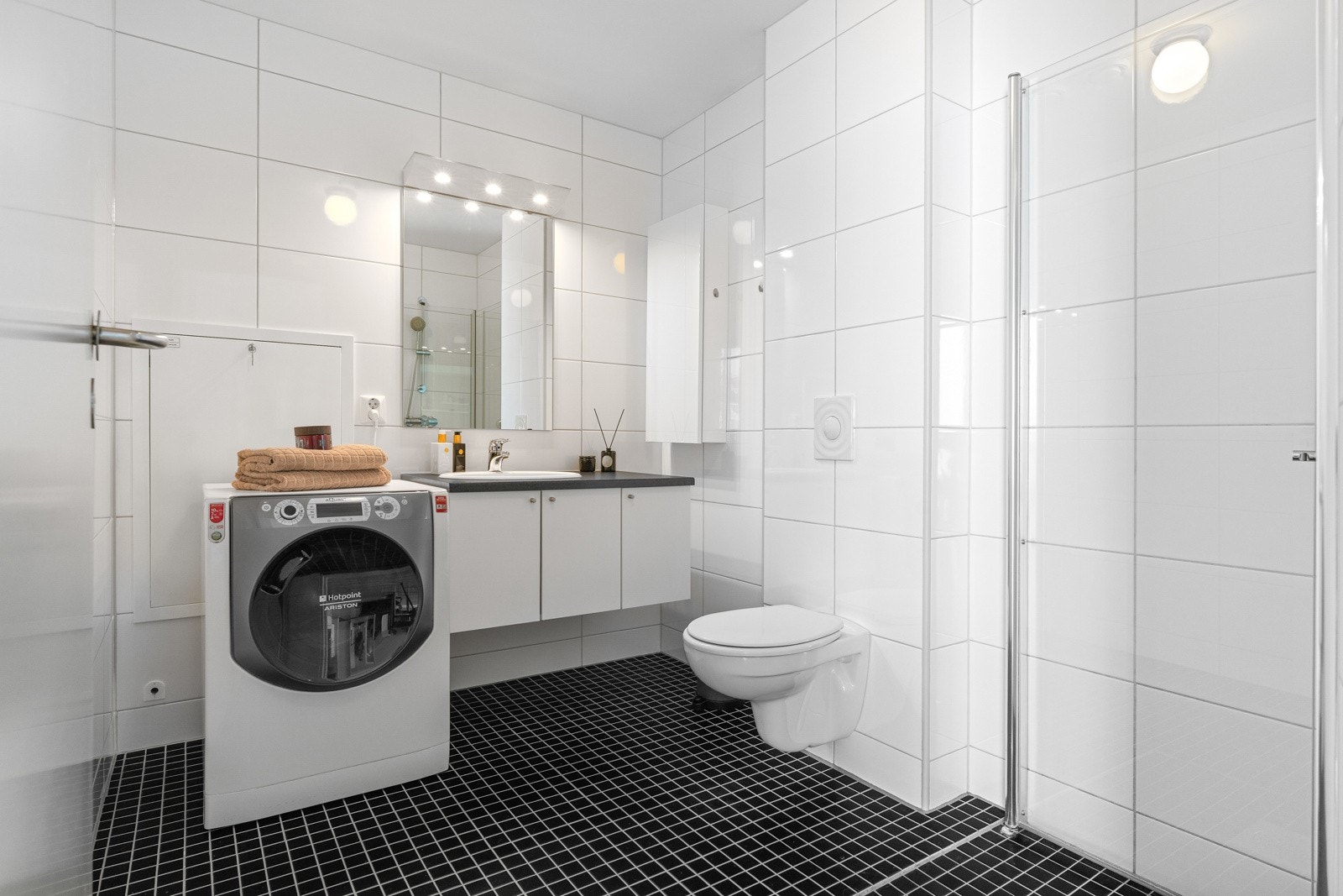 Badet er godt utstyrt, kombinert vaskemaskin og tørketrommel medfølger. Galleribilde