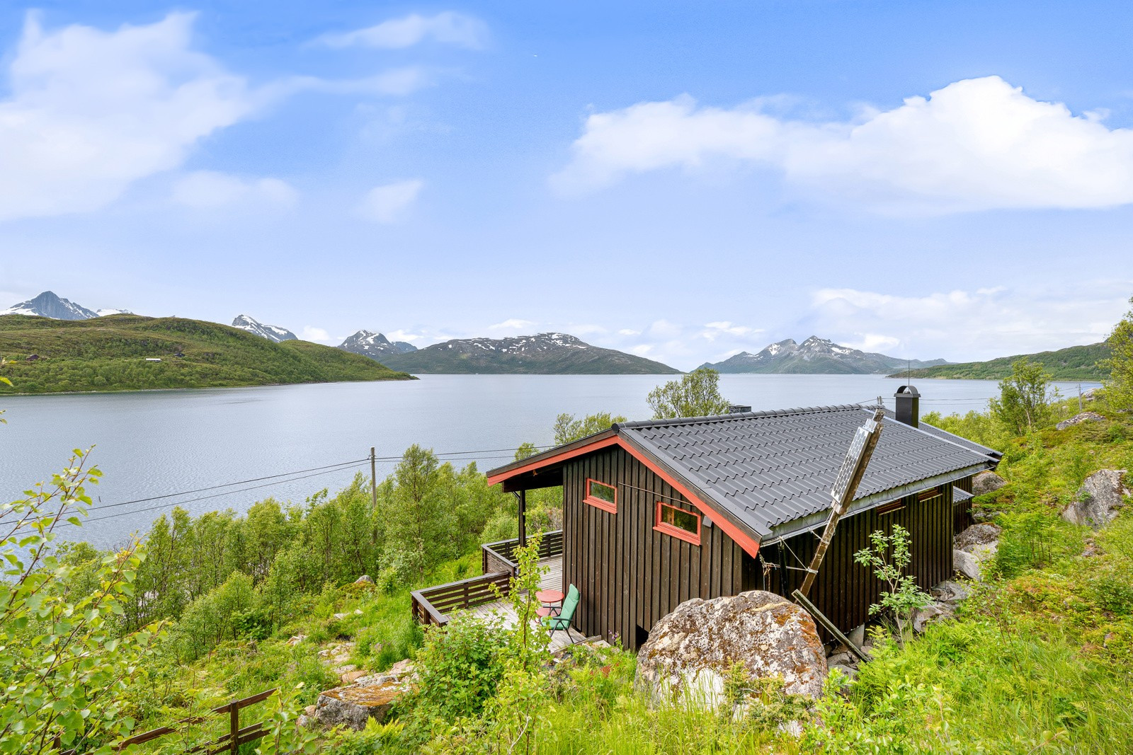 Fin og praktisk sommerhytte med nytt taktekke i 2005.
