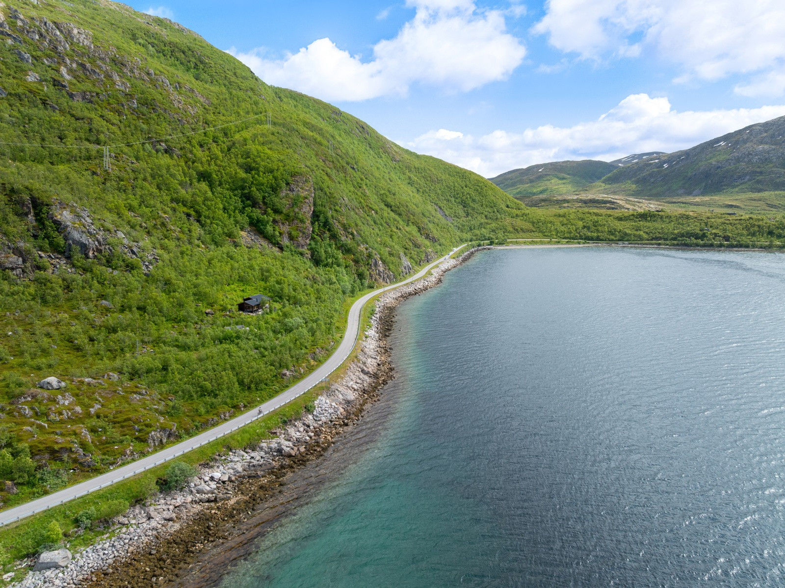 Fritidsboligen ligger i sydvestvendt område i landlige omgivelser mellom Bellvika og Skulsfjord. Det er ca 26 km til Tromsø sentrum og ca 1 km til Skulsfjorden