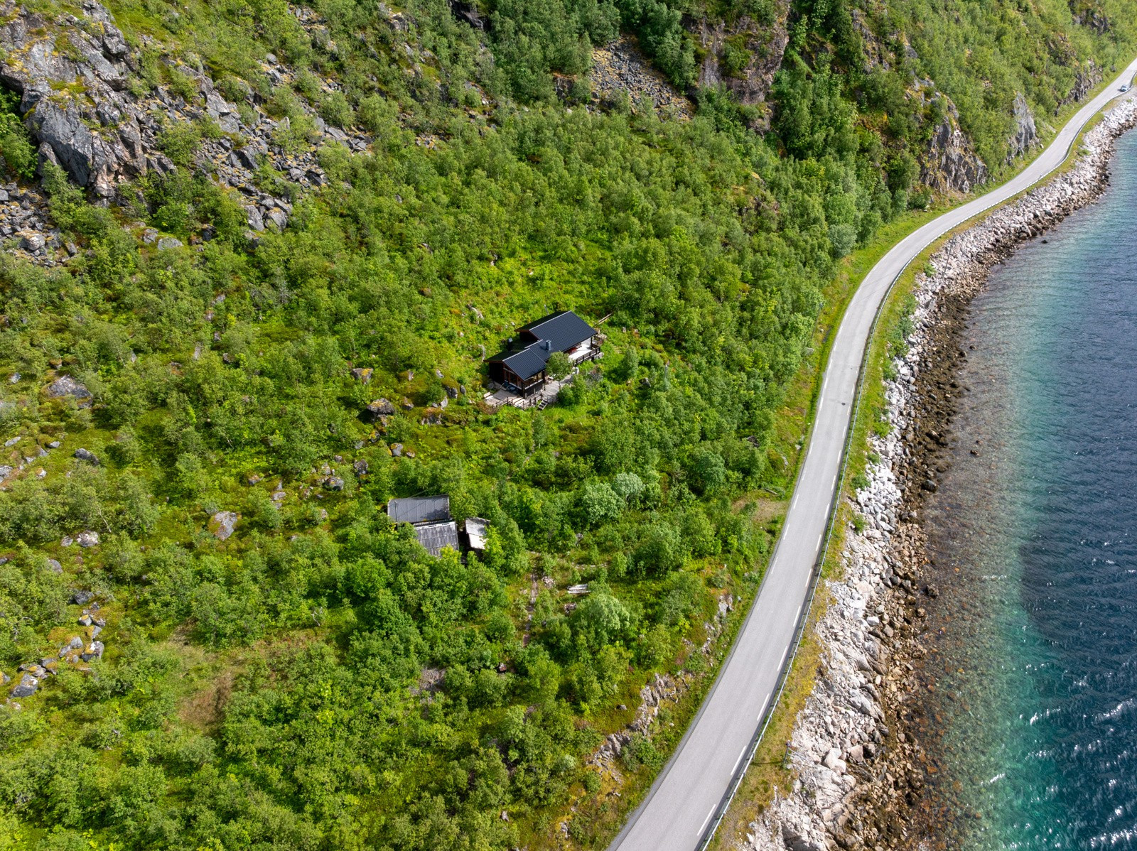 Fin og sjønær beliggenhet i fantastisk område!