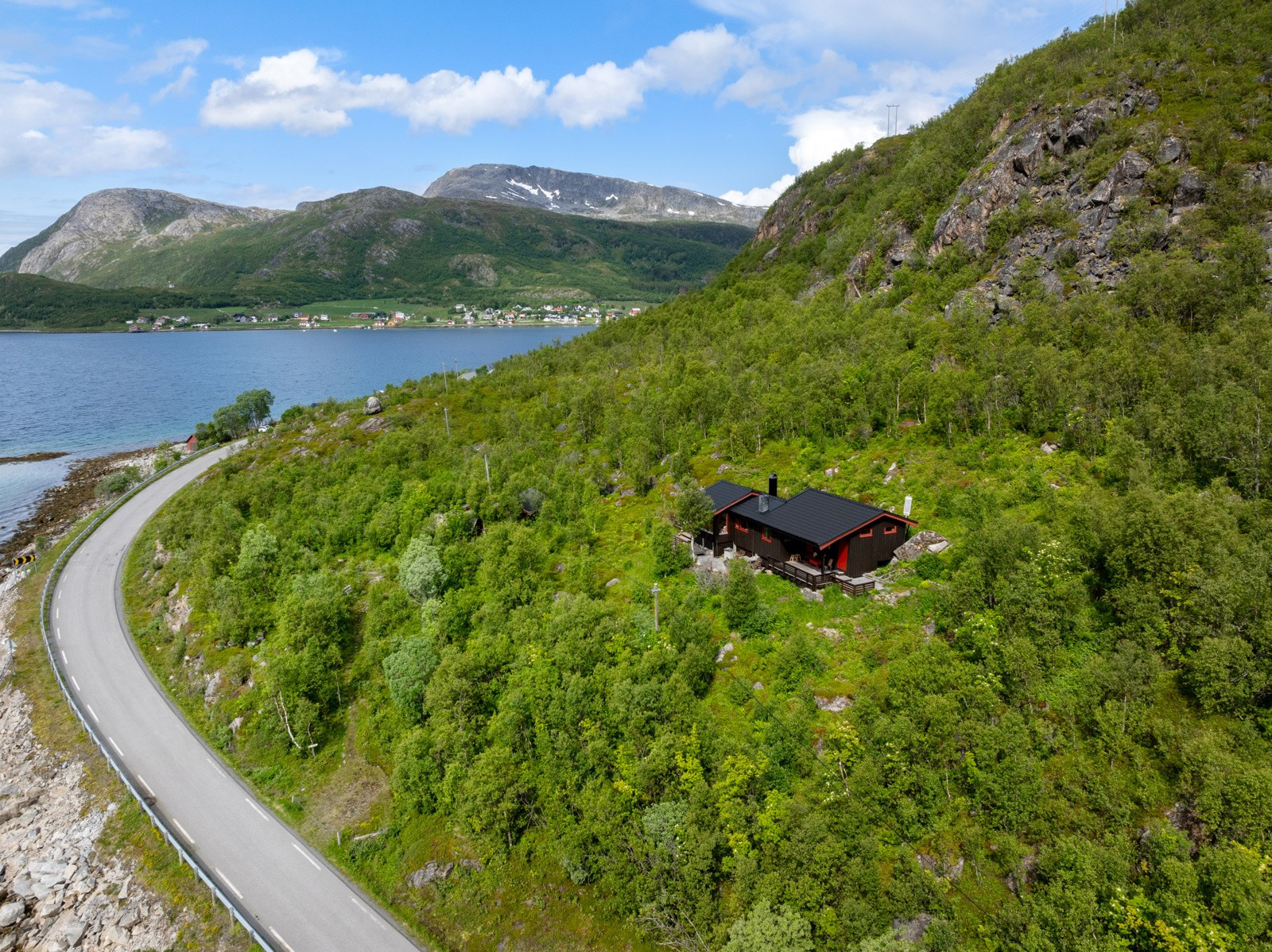 Det er sti til hytta som går fra hovedvei.