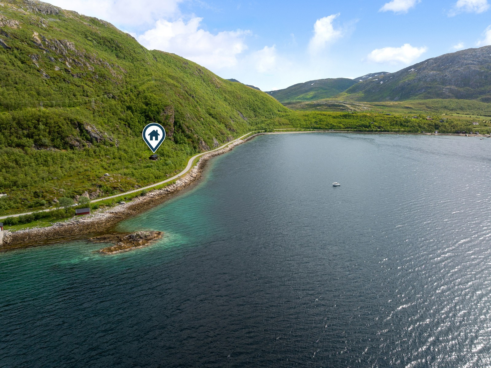 På eiendommen står det 3 uthus og en utedo. Ubebygd tomt ligger nord for fritidsboligen