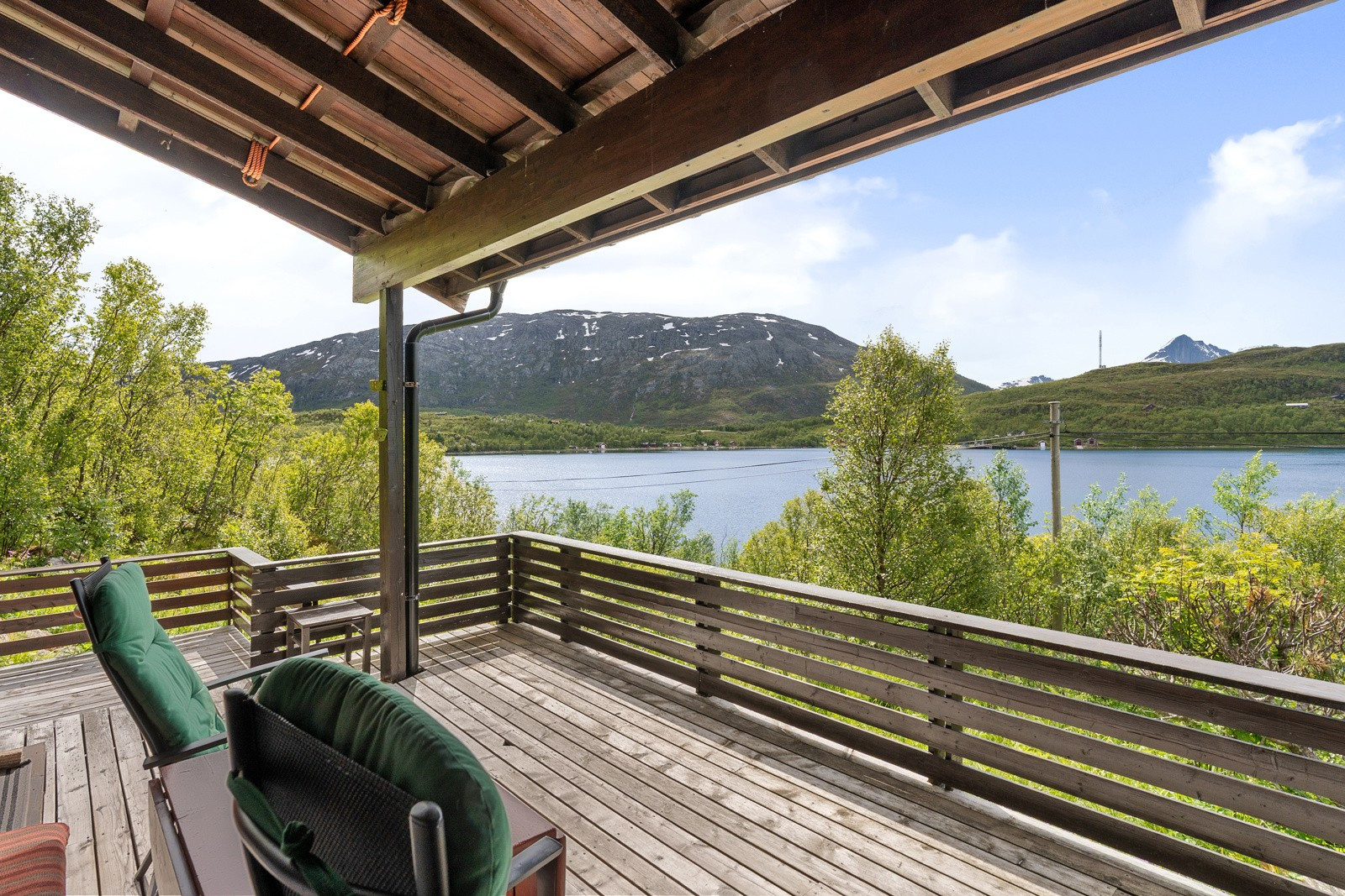 Fantastisk beliggenhet i høyden med nydelig utsikt! Terrassen har utegrill og ellers god plass til hagemøbler