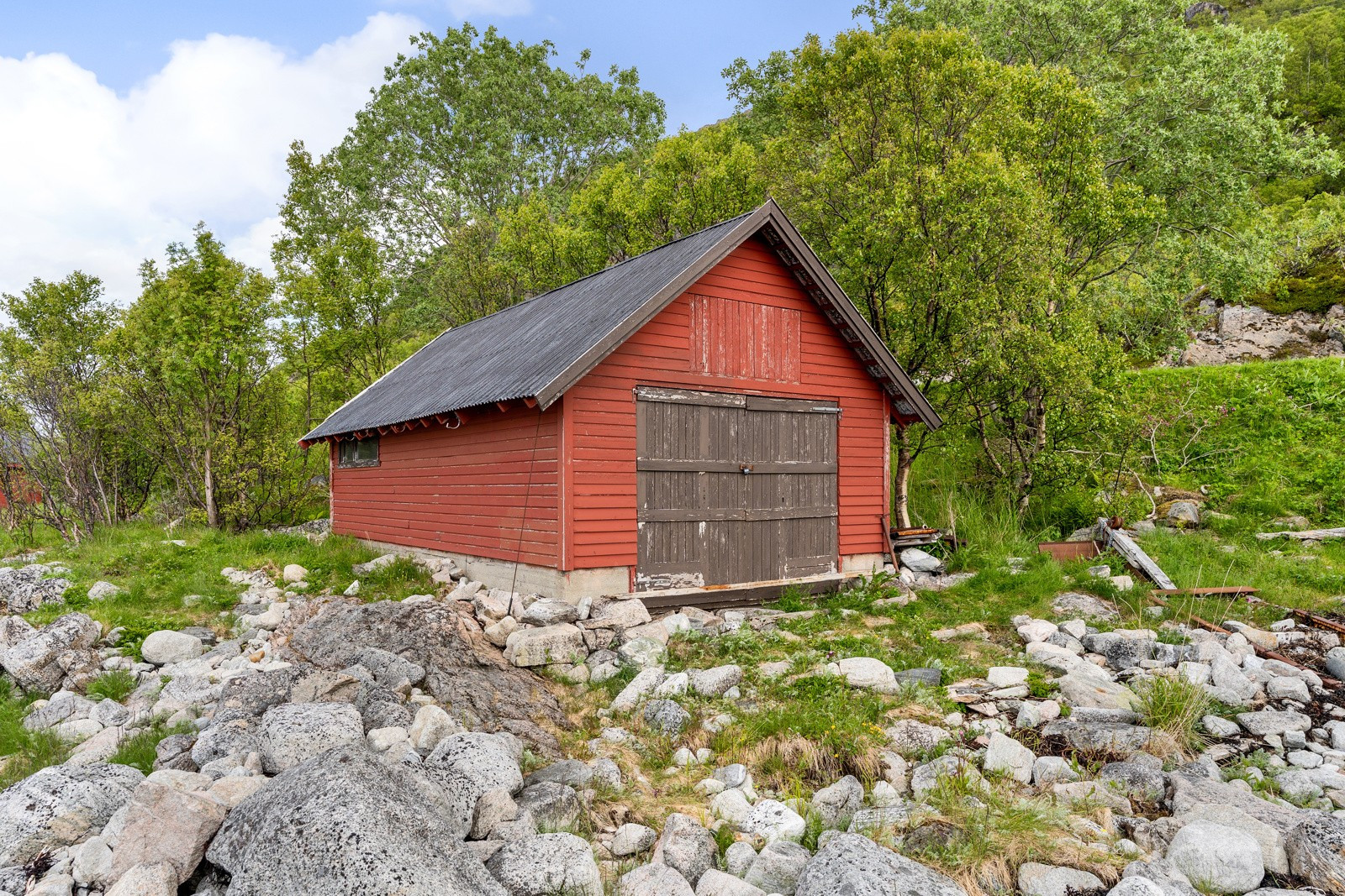 Strandlinje med naust med eiet tomt med areal på ca. 1015 kvm