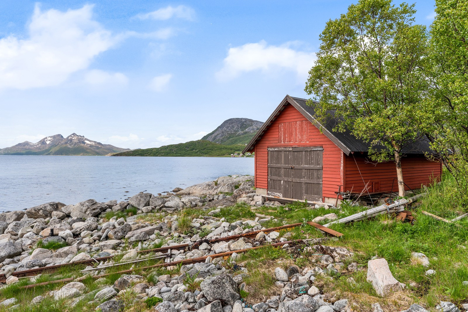 Fritidsboligen har tilleggstomt, samt egen strandlinje og naust ved fjæra
