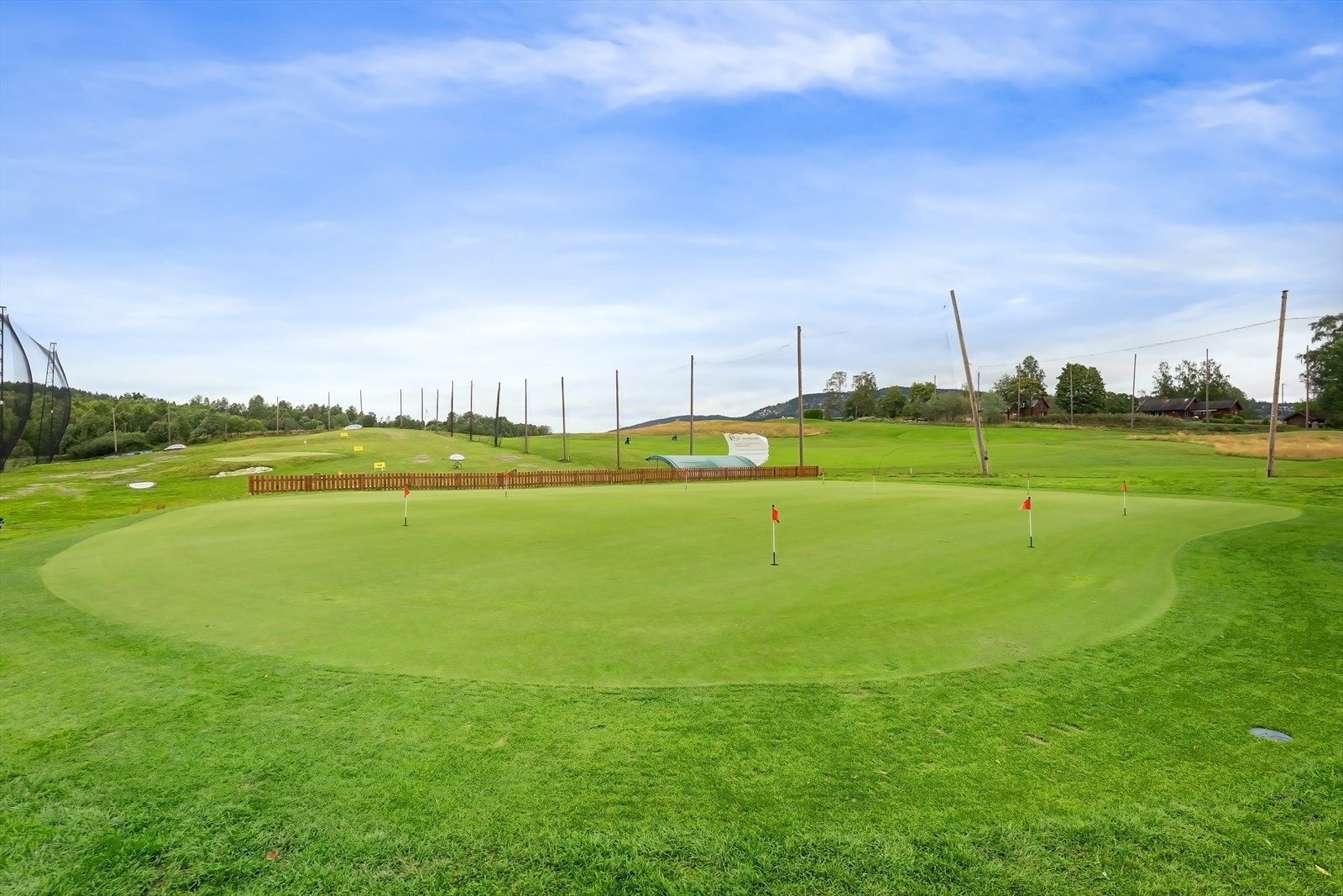 Ca. 5 min kjøretur/30 min gange til Haga Golfklubb. Galleribilde