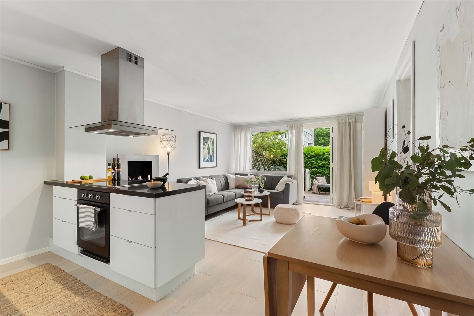 Leiligheten oppleves velholdt og fikk i 2025 nye vinduer og terrassedør. Galleribilde