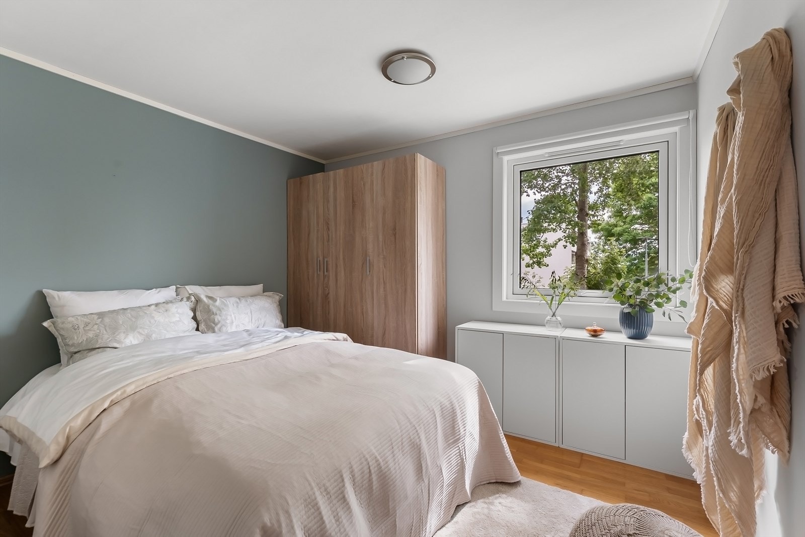 Soverommet har plass til både dobbeltseng og garderobe. Galleribilde