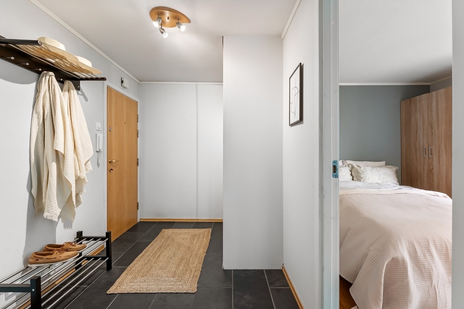 Fra entré og inn til soverom 2. Galleribilde