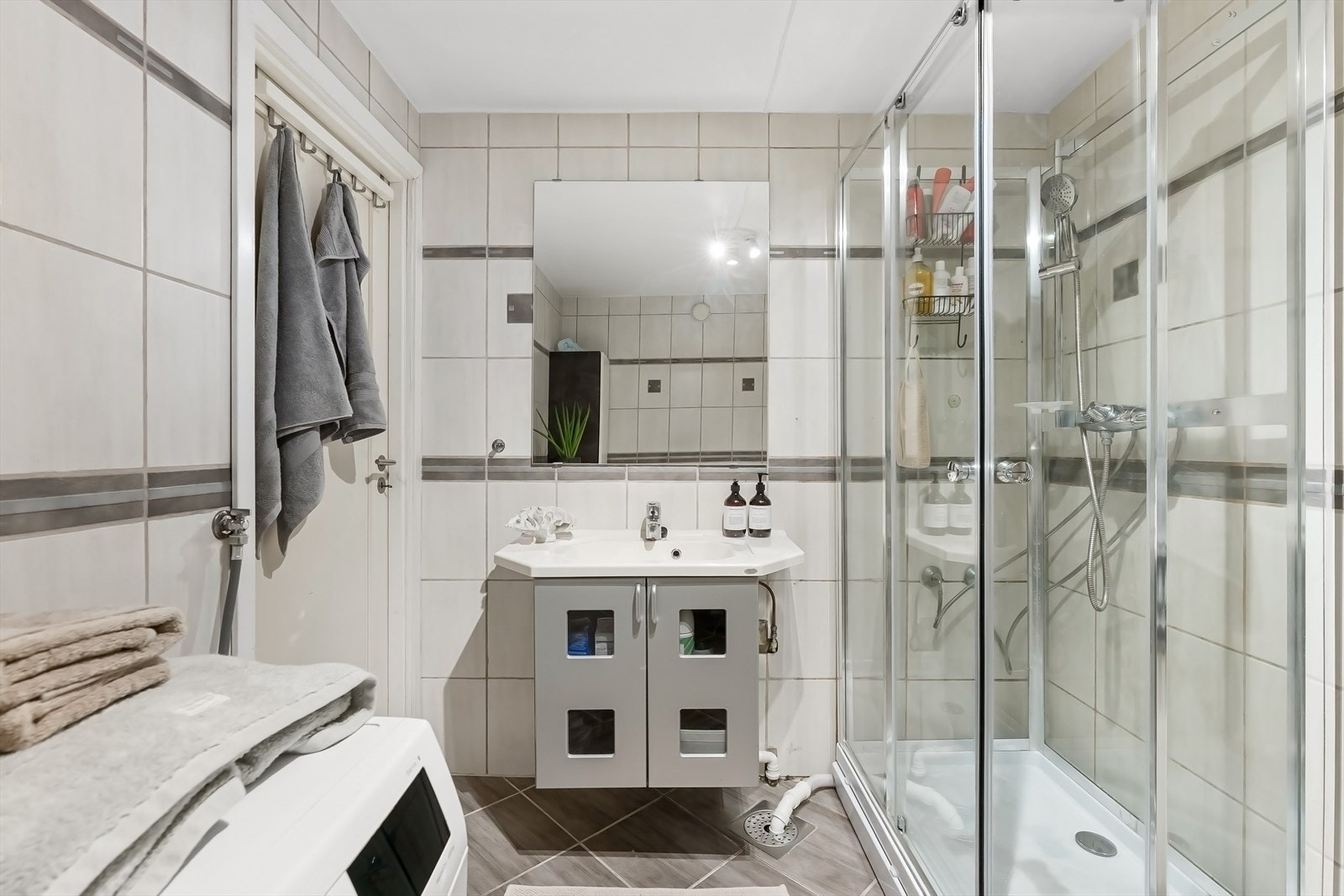 Badet har servant med skap, dusj ny i 2022/23, toalett og høyskap. Galleribilde