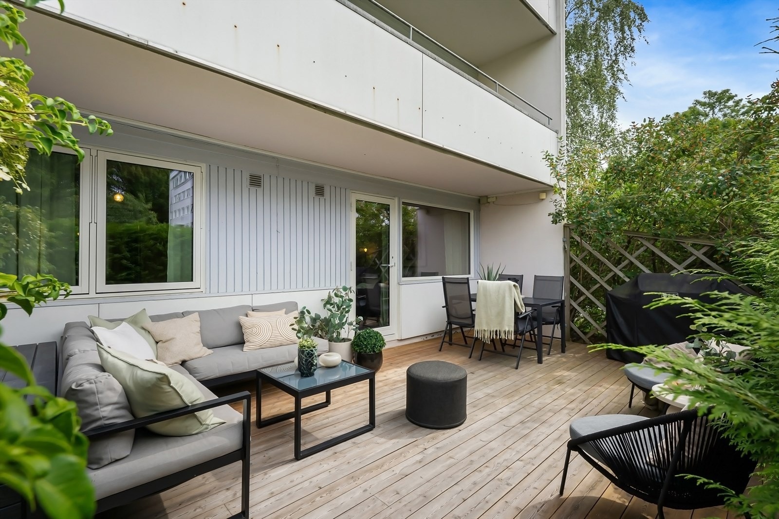 Terrassen har platting i trekonstruksjon og er på ca. 27 kvm. Terrassebord ble slipt og oljet i 2024. Galleribilde