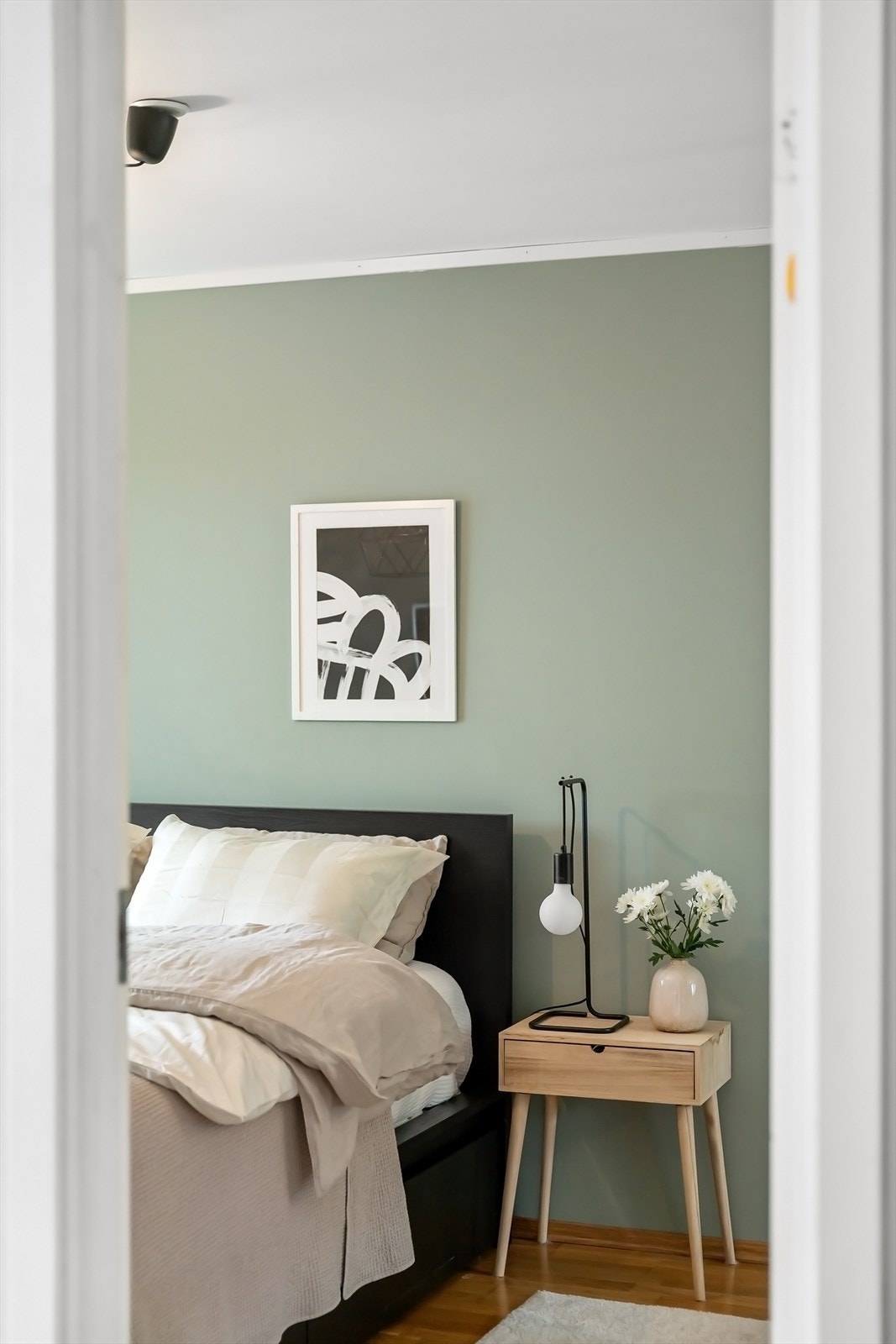 Det er to gode soverom på hver sin ende av leiligheten - Her soverom inn fra stue. Galleribilde