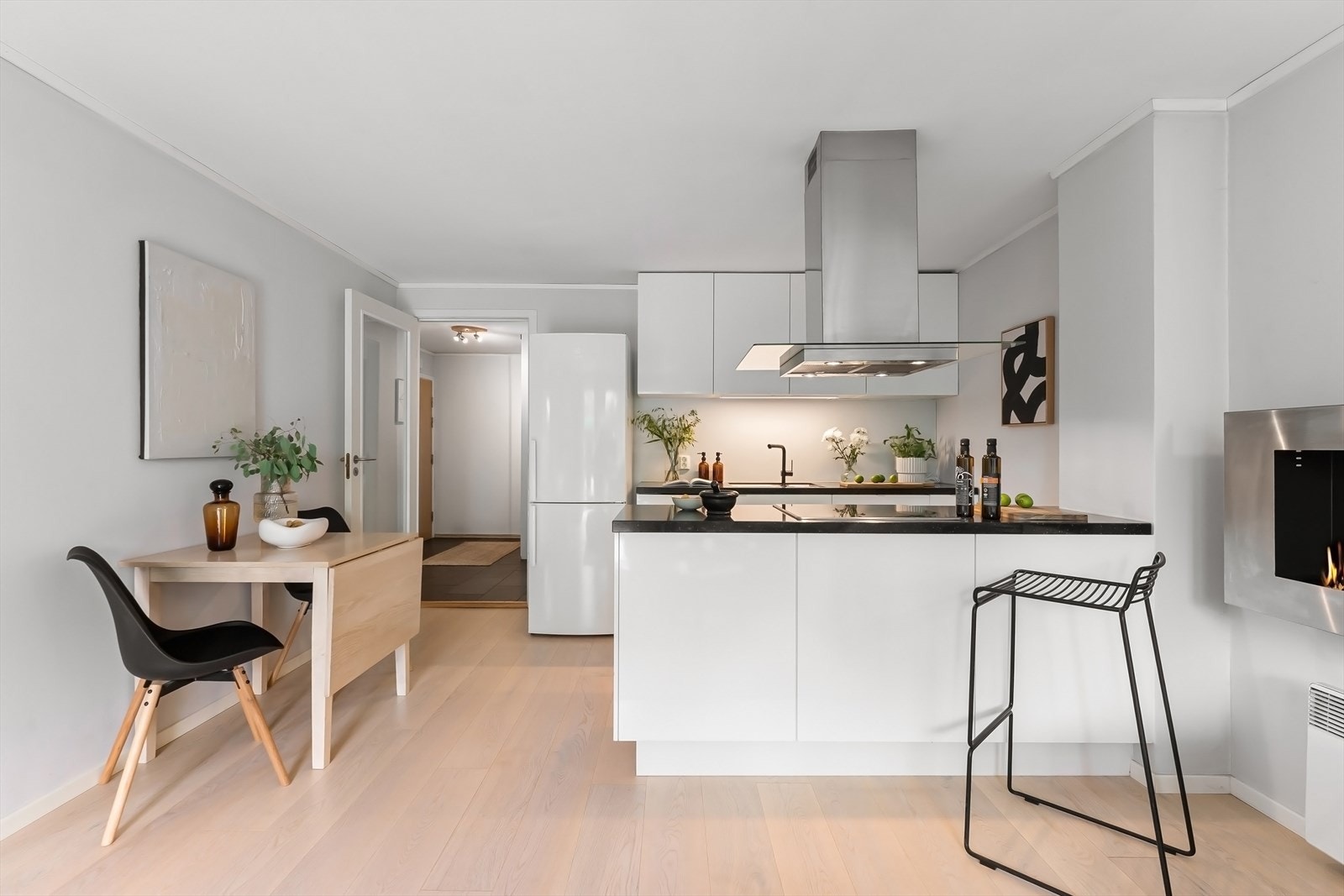 Godt med oppbevaringsplass og benkeplass med flere fine soner for matlaging. Galleribilde