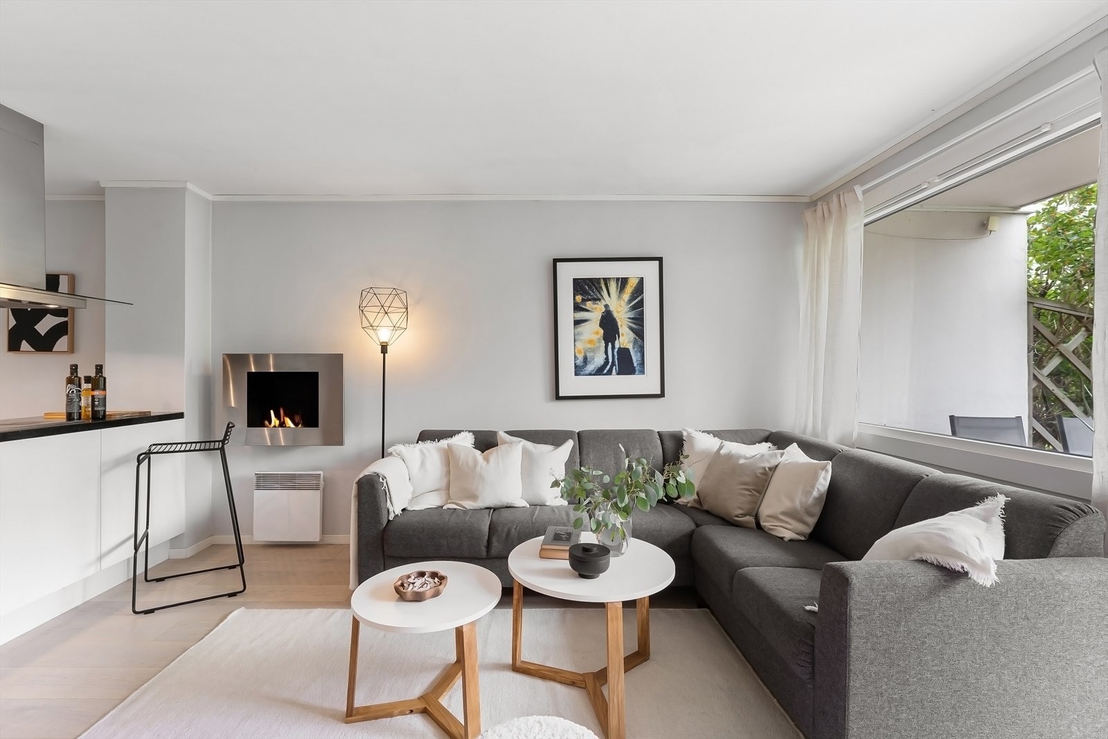 Hyggelig, romslig stue med biopeis og store vindusflater som slipper inn rikelig med naturlig lys. Galleribilde