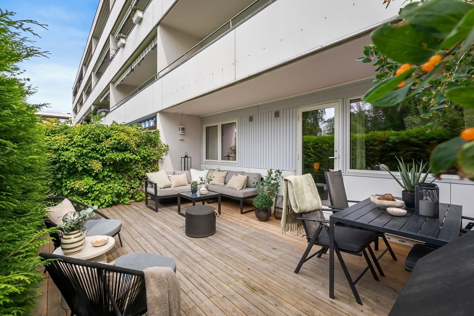 Skjermet og hyggelig uteplass med god plass til flere sittegrupper. Galleribilde