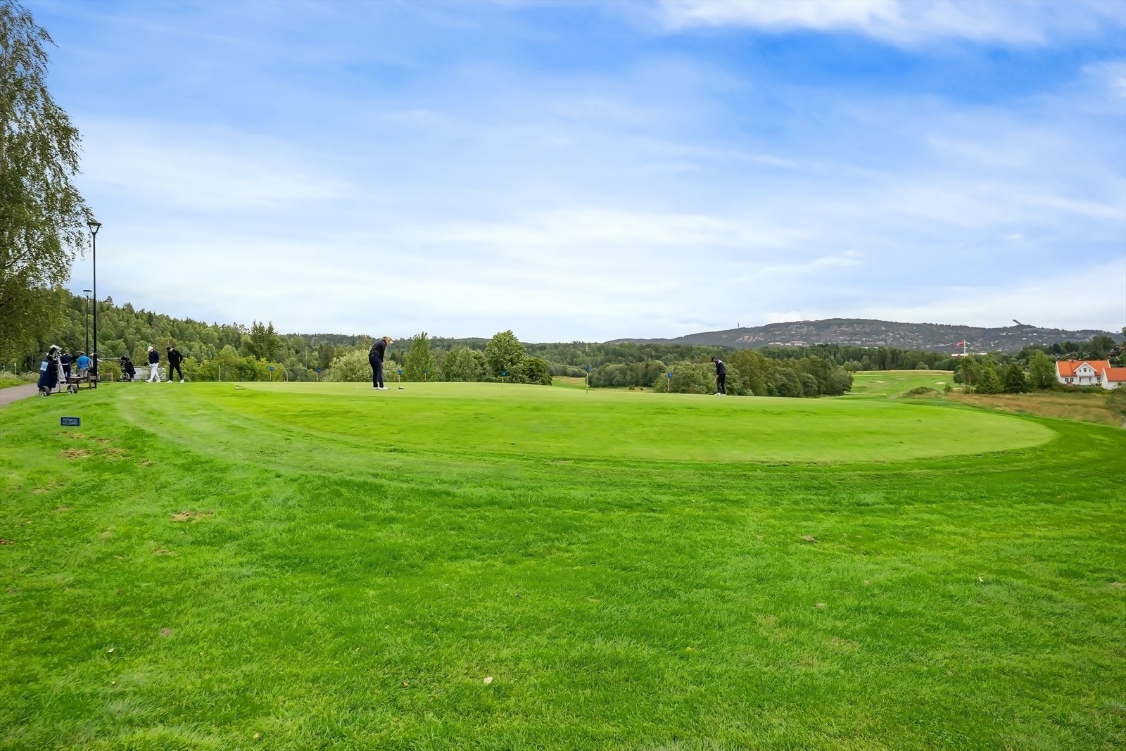 Ca. 4 min kjøretur/20 min gange til Grini Golfklubb. Galleribilde