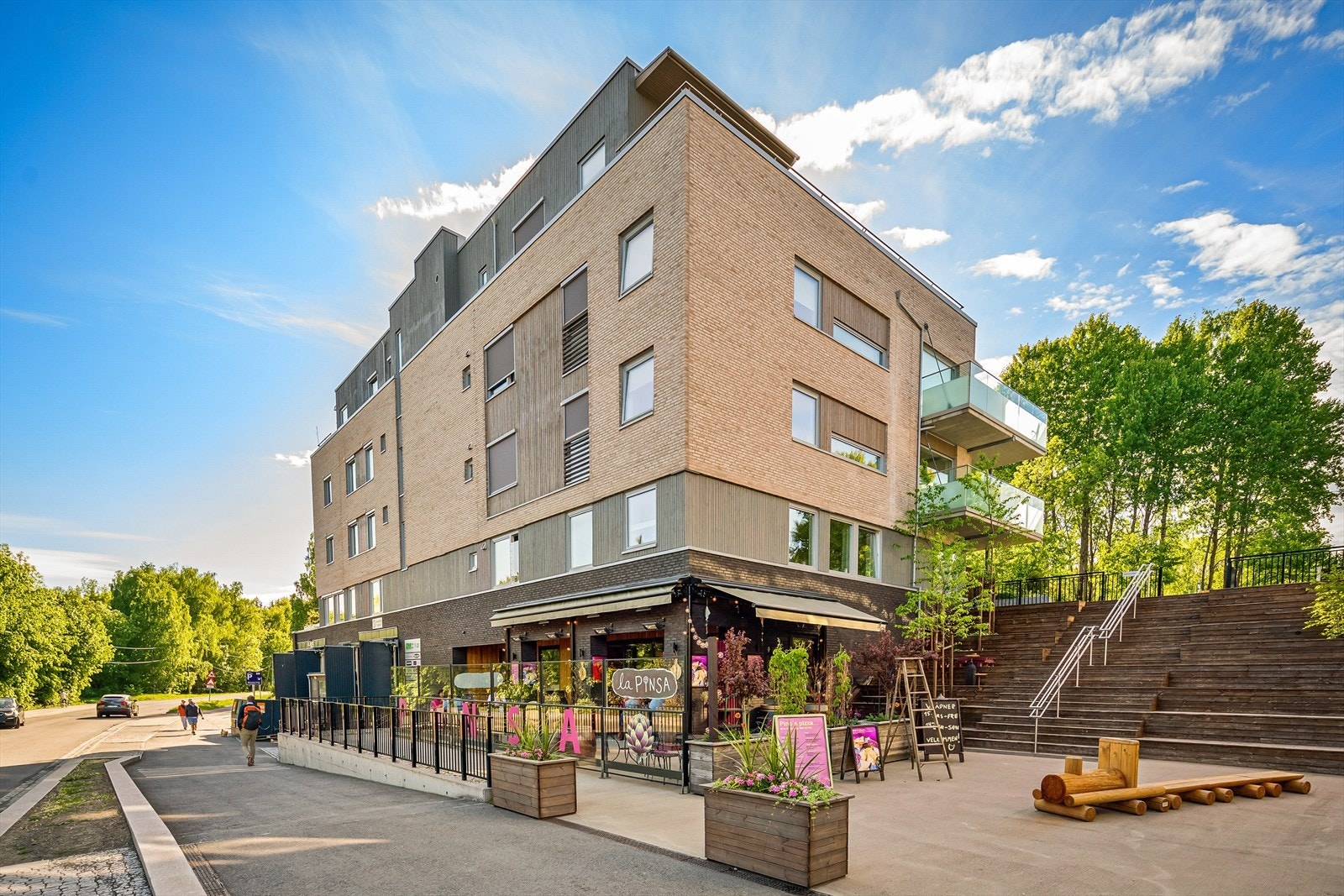 Ca. 15 min gange til Eiksmarka Senter. Galleribilde