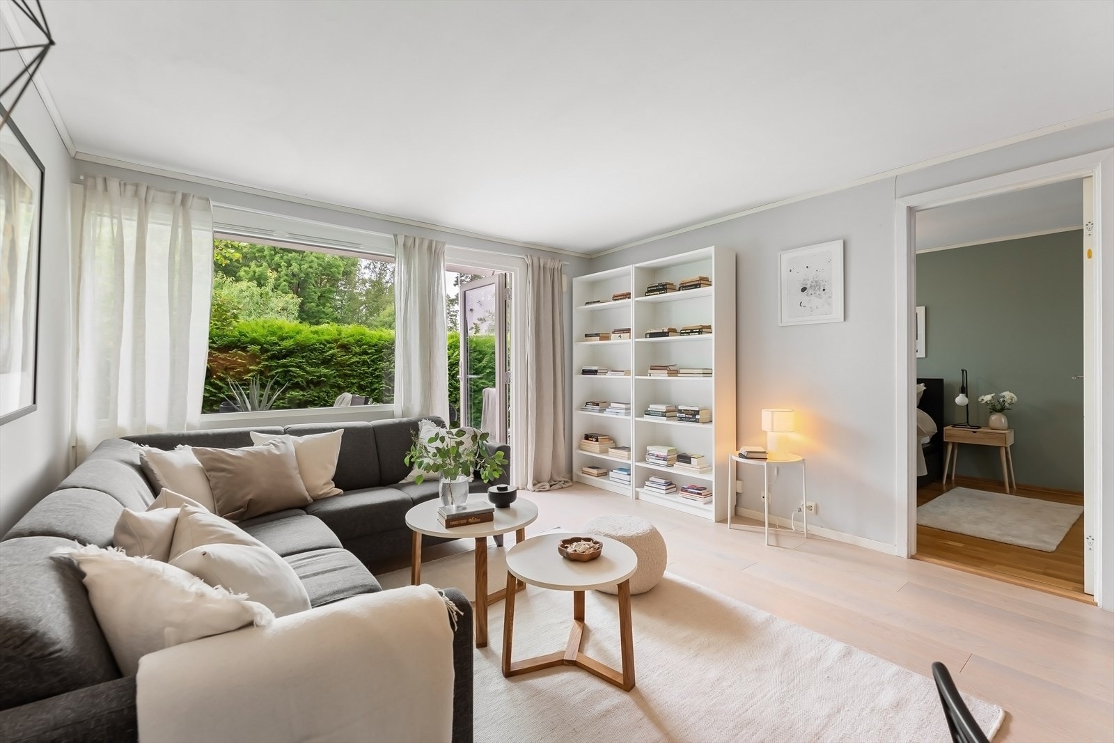 Lys og innbydende 3-roms endeleilighet med flott, vestvendt markterrasse på 27 kvm. Galleribilde