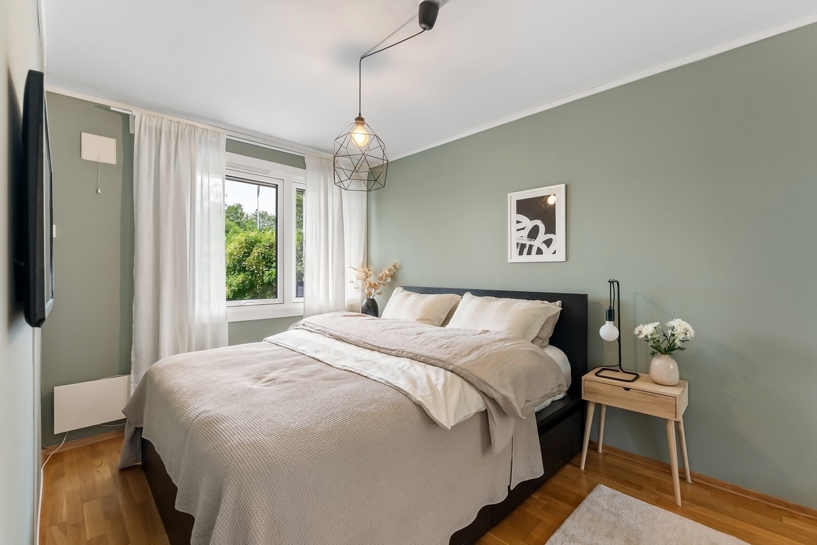 Soverom 1 ligger skjermet til mot uteplass. God plass til stor dobbeltseng. Galleribilde