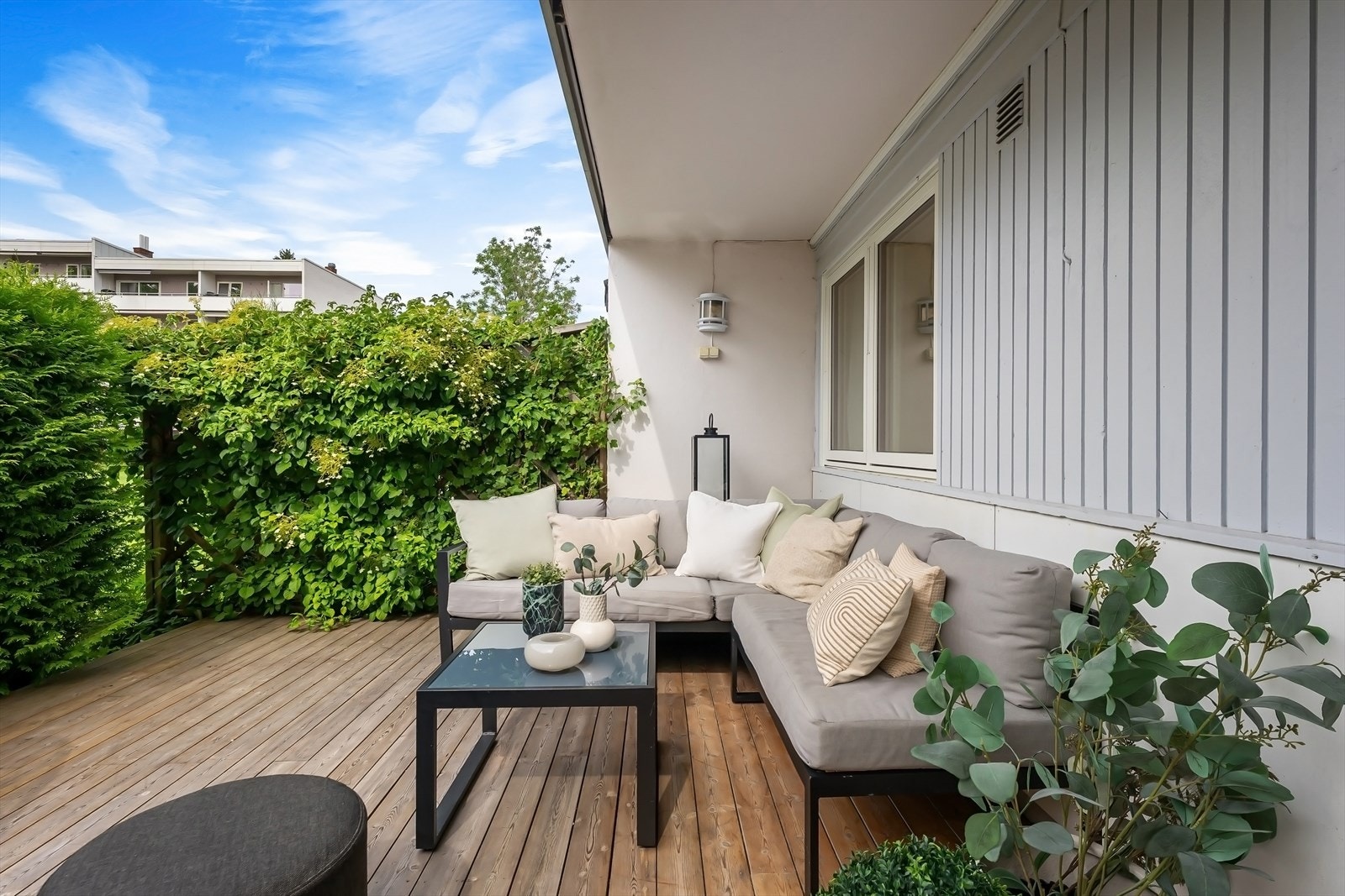 Terrassen vender mot vest. Utstyrt med stikkontakt og utebelysning. Galleribilde